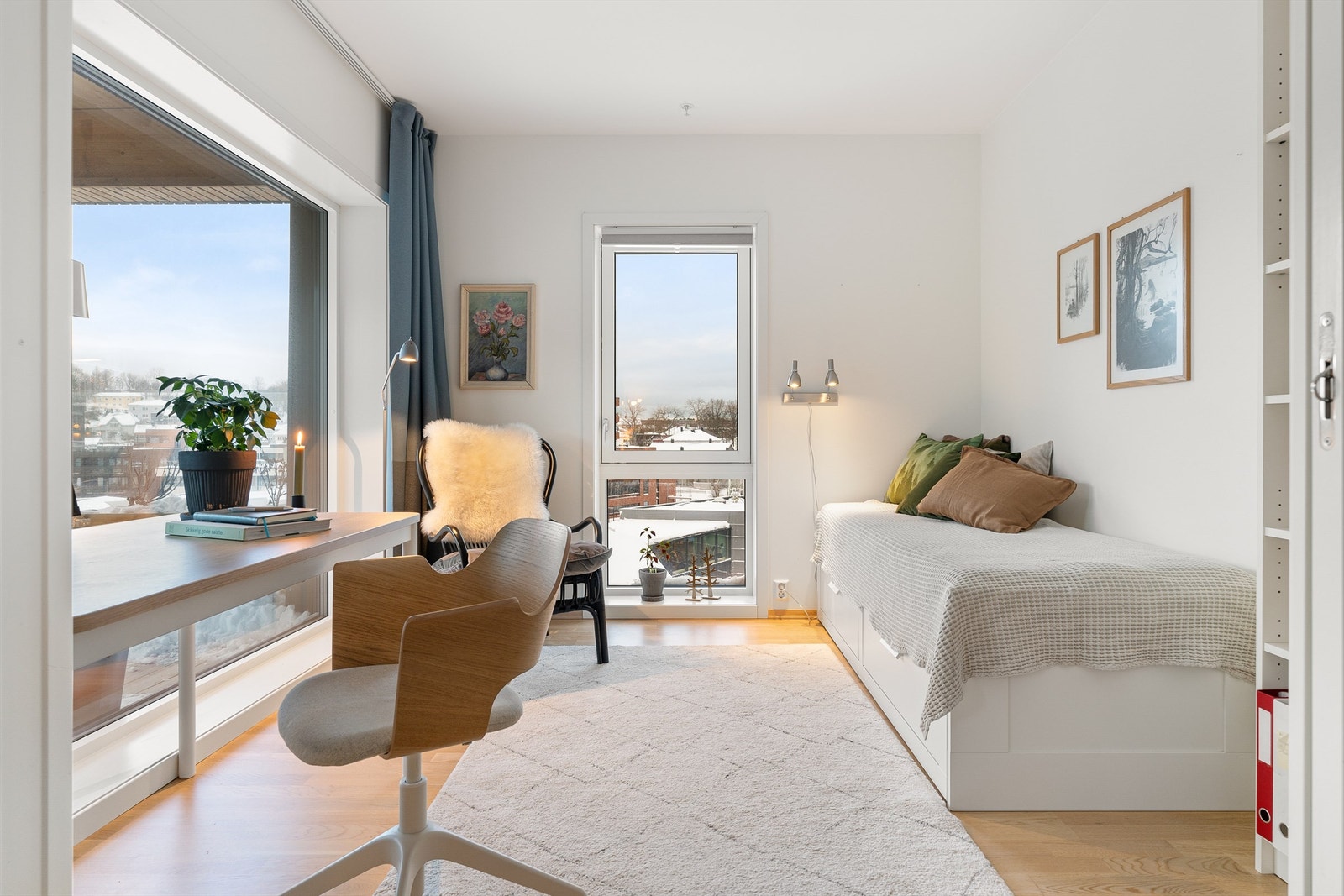 Soverom 2 er på 9,5 kvm og kan fint benyttes til kontor eller barnerom hvis ønskelig. Galleribilde