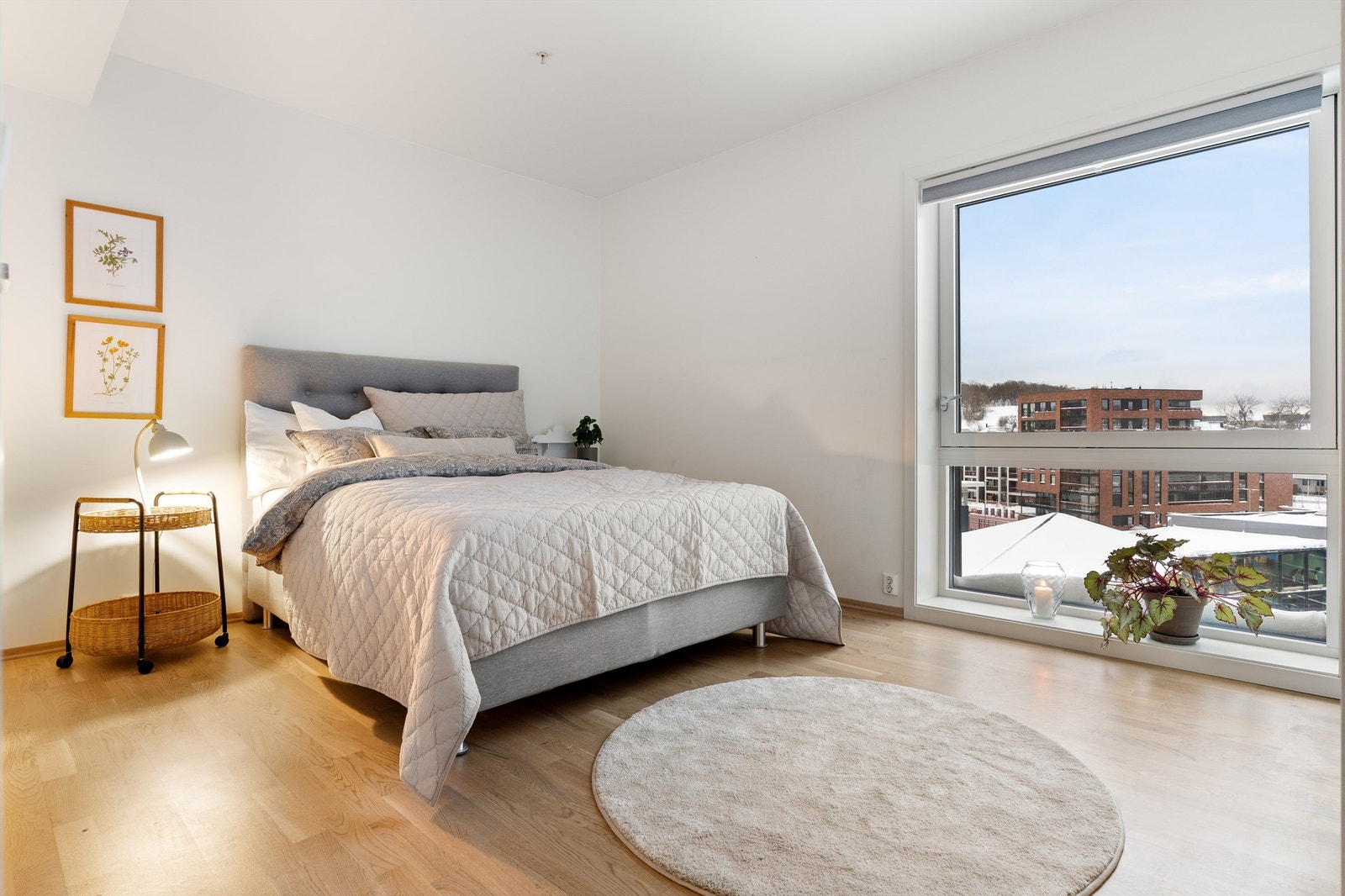 Hovedsoverommet er på hele 14,5 kvm og har god plass til dobbeltseng av ønsket størrelse, nattbord og garderobeskap. Galleribilde