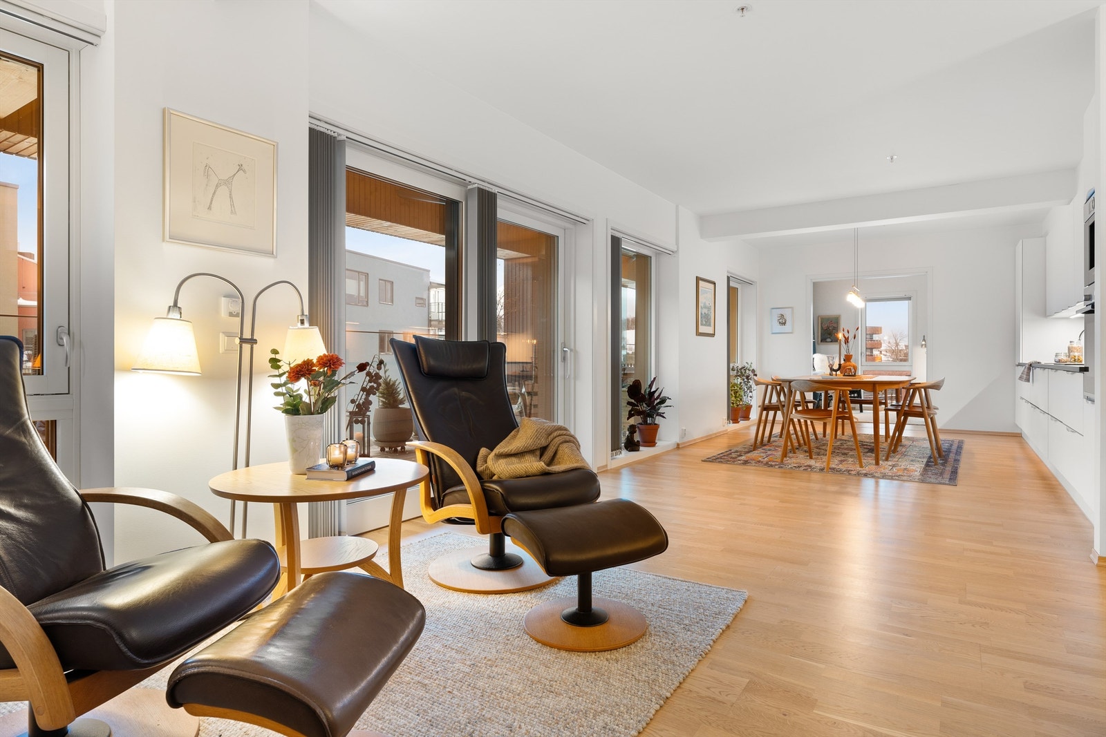 Stue- og kjøkkenarealet måler til sammen romslige 44 kvm. Galleribilde