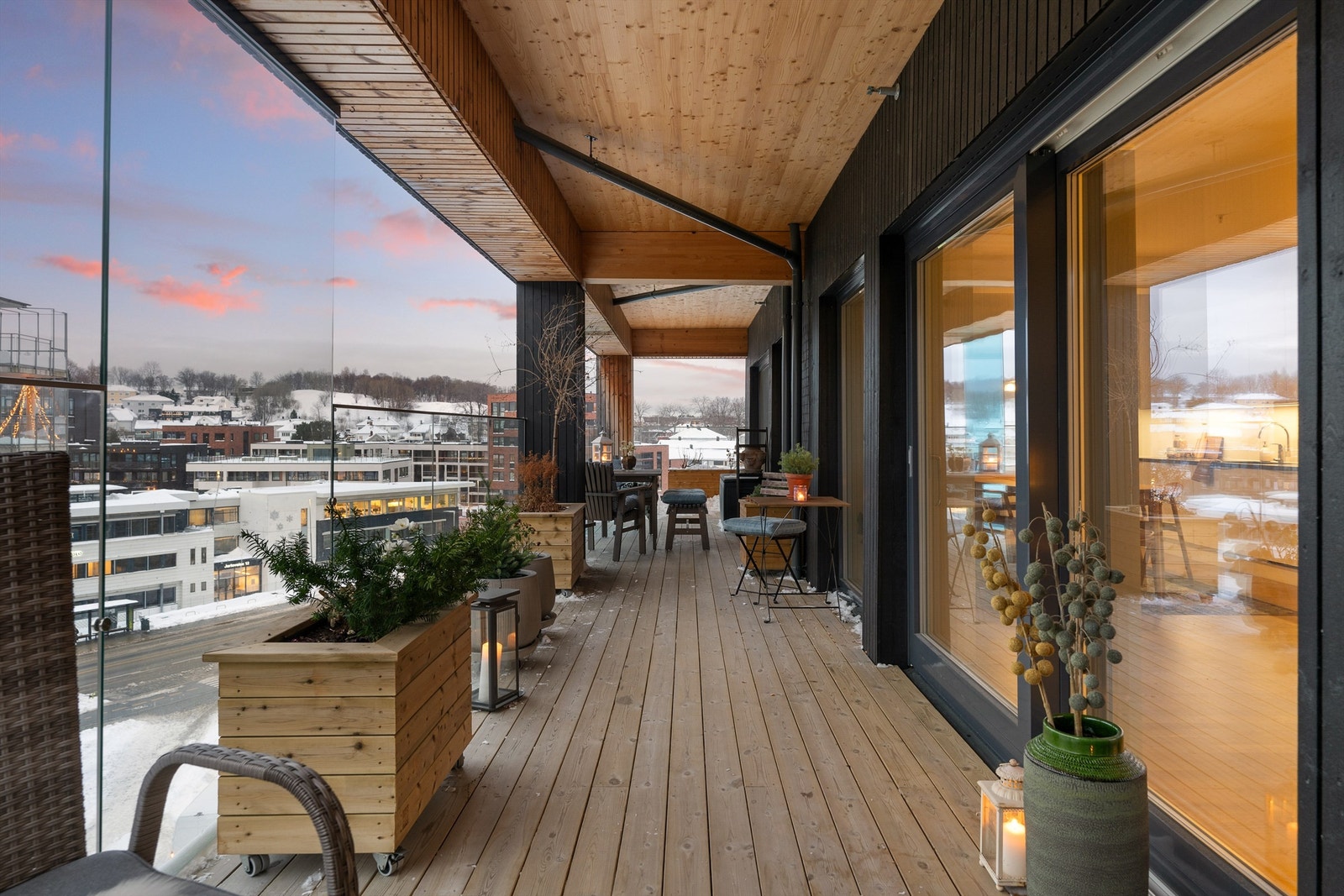 Velkommen til Ladeveien 17 - og denne moderne 4-romsleiligheten beliggende i et sentrumsnært og tilbaketrukket område på Lilleby! Galleribilde