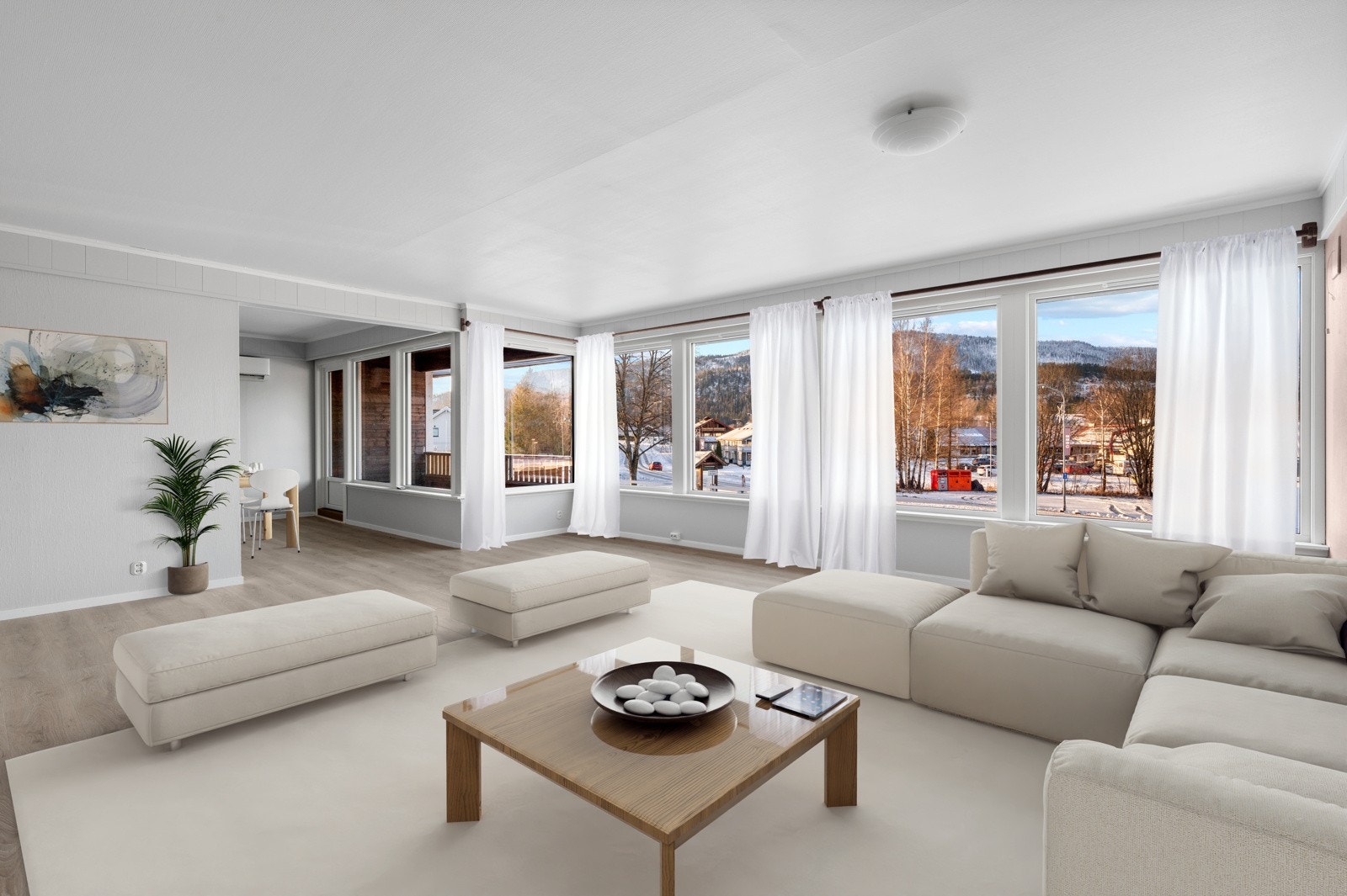 Nydelig stue i lyse farger og store vindusflater Galleribilde