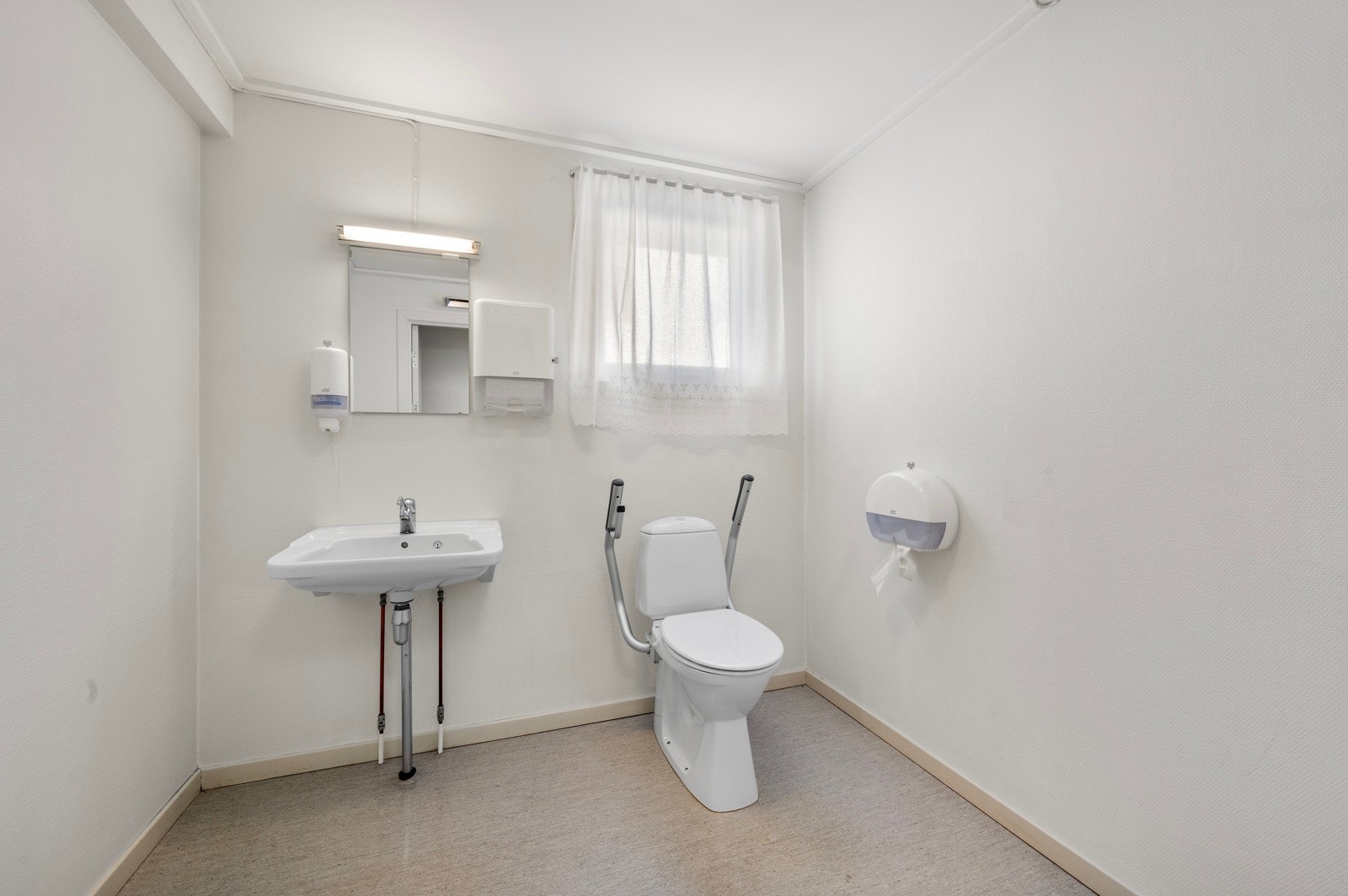 Tiltenkt som bad, mangler i dag dusjkabinett for å være komplett. I tillegg er det et separat toalett ekstra Galleribilde