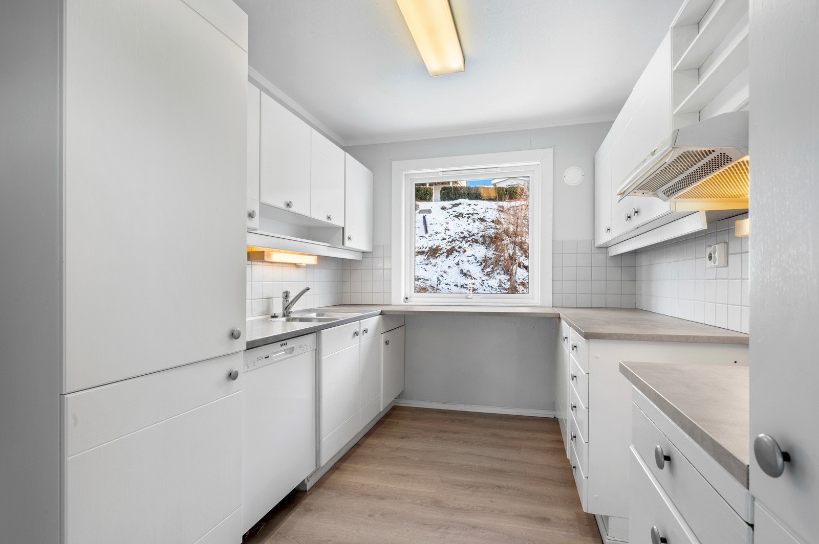 Lyst kjøkken. Hvitevarer kan medfølge dersom ønskelig. Galleribilde