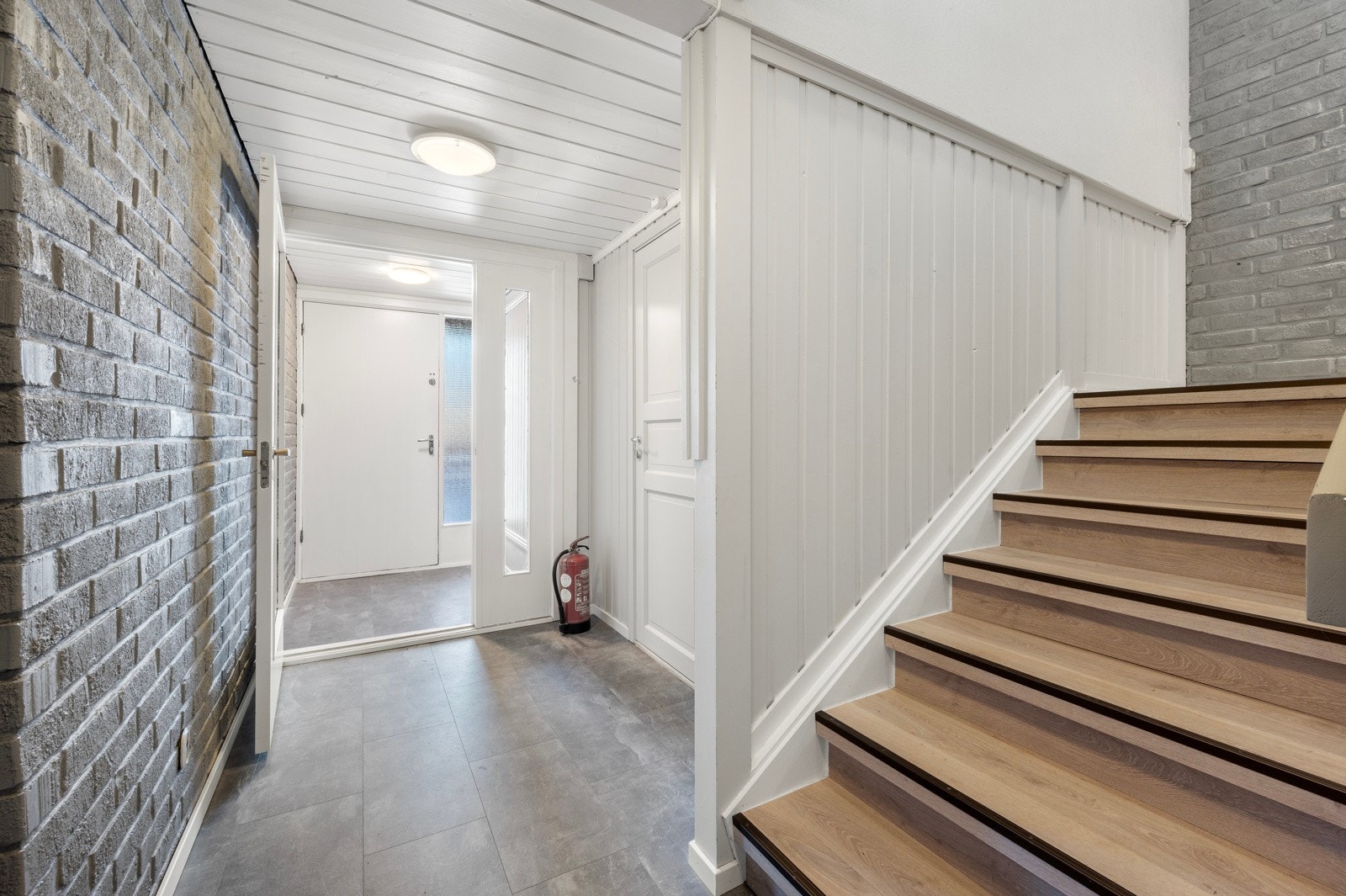 Inngang til hovedenheten. I 1. etasje er det også en stue nr. 2, samt garasje Galleribilde