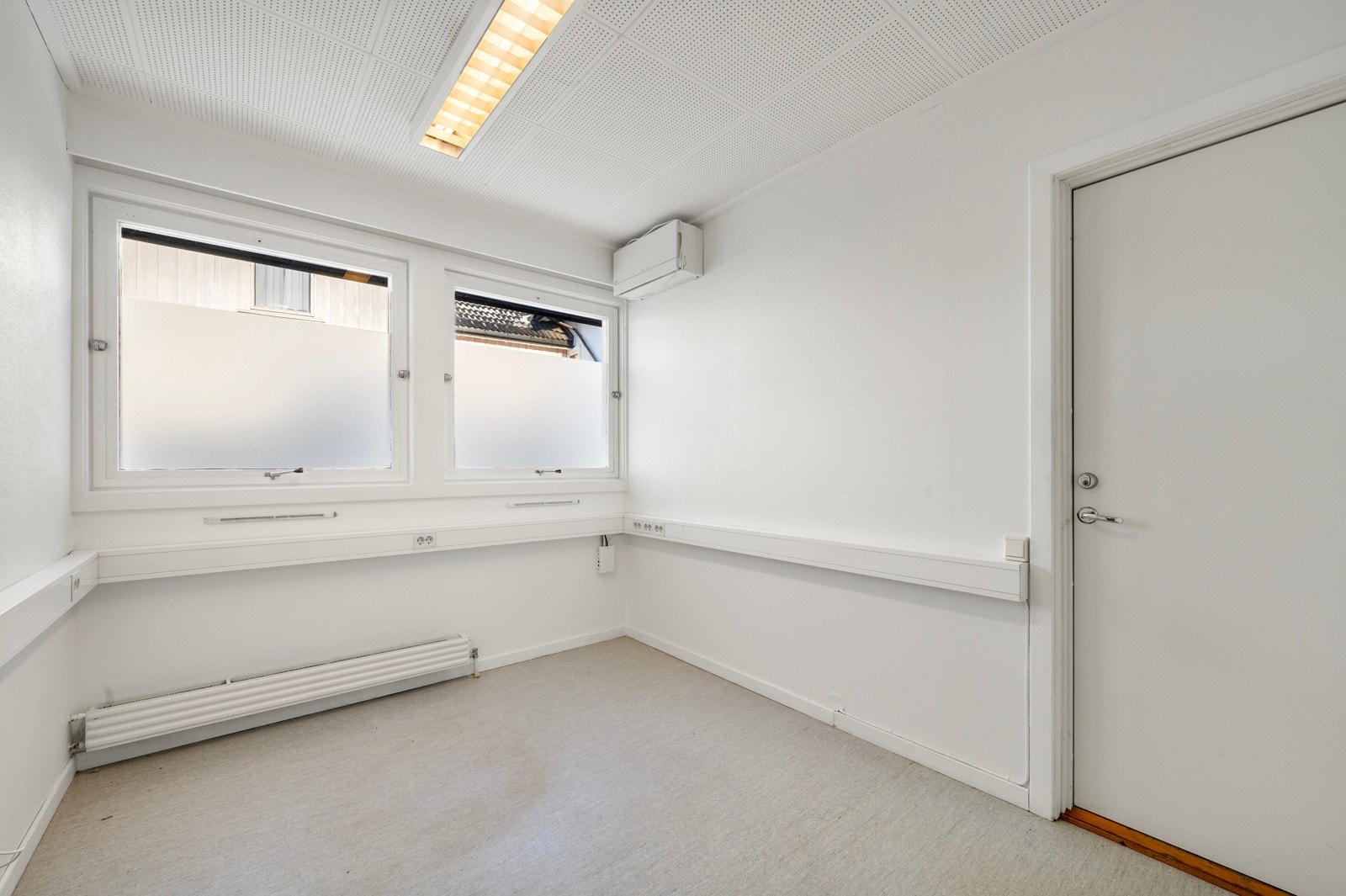 Dette rommet ligger i nær tilknytning til kjøkken, og kan pase som spisestue Galleribilde