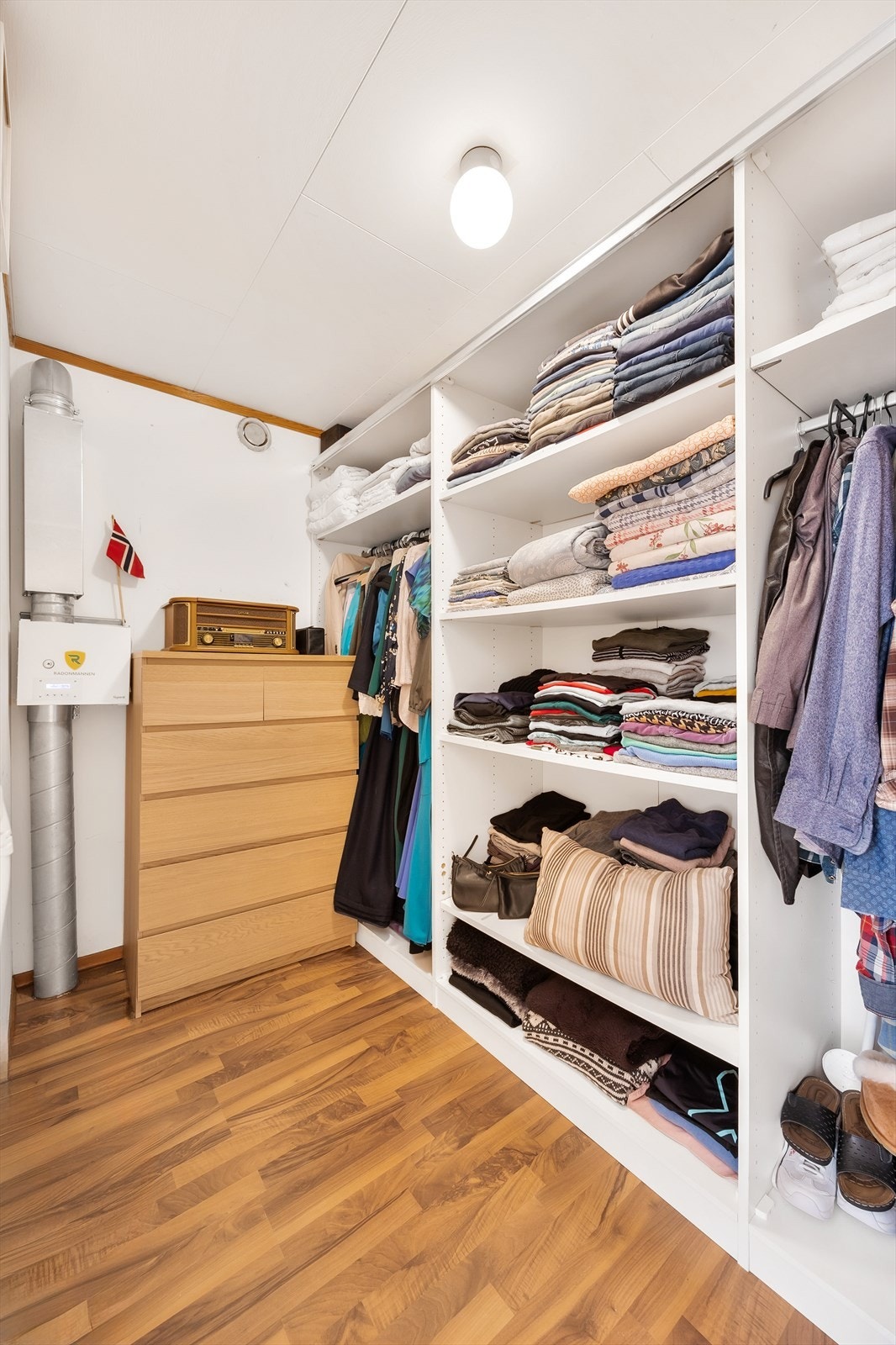 Walk-in closet med rikelig oppbevaringsplass. Galleribilde