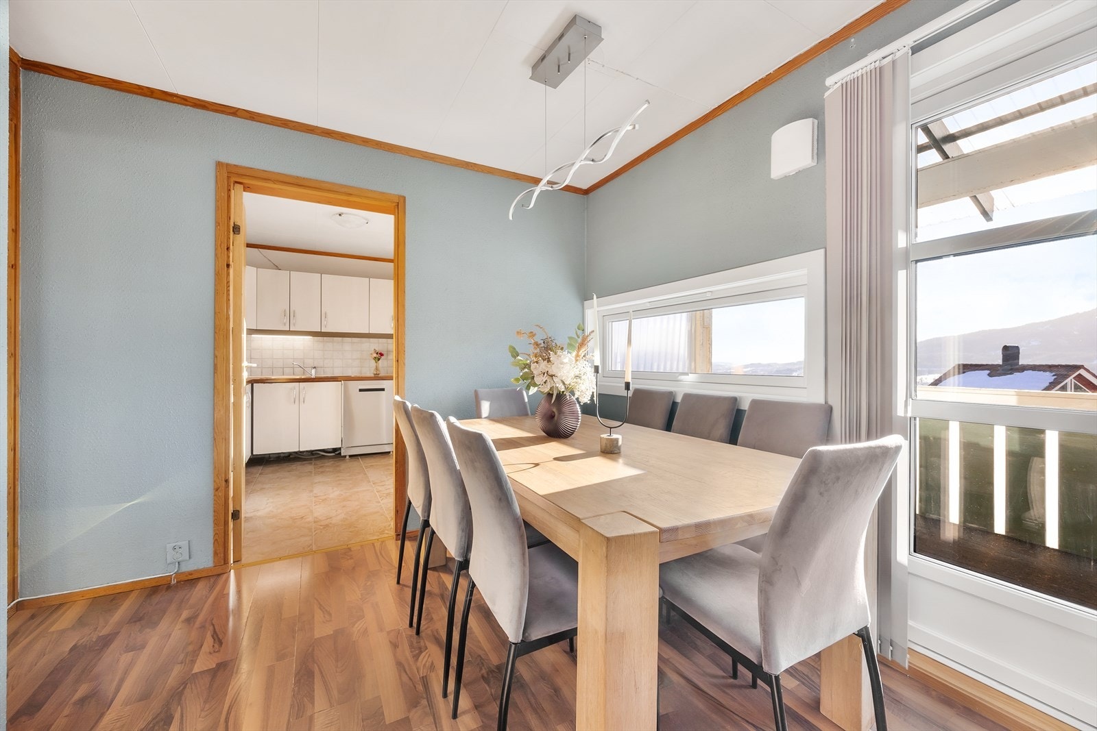 Åpen spisestue med direkte tilgang til kjøkkenet Galleribilde