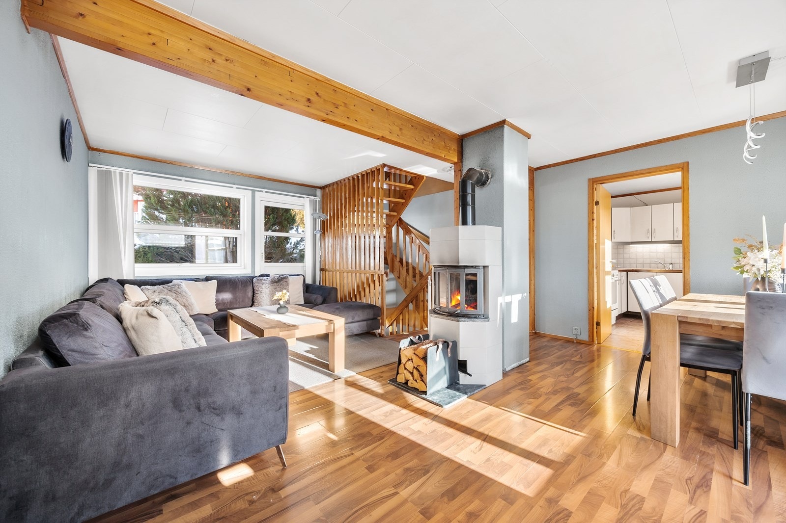 Dette er en attraktiv og romslig tomannsbolig over 3 plan i et ettertraktet og barnevennlig boligområde i Hakadal Galleribilde