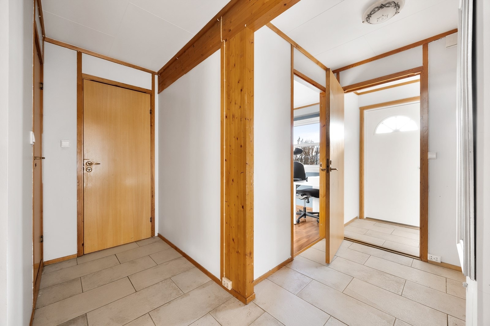 Lys gang med tilgang til flere rom Galleribilde