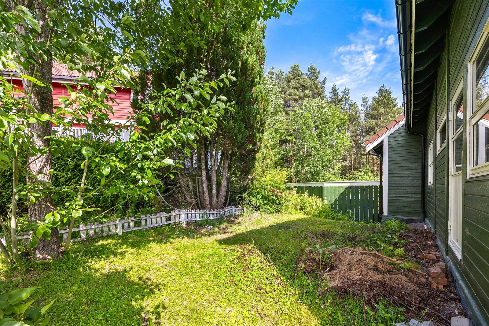 Stort hageområde med god plass til utemøbler Galleribilde