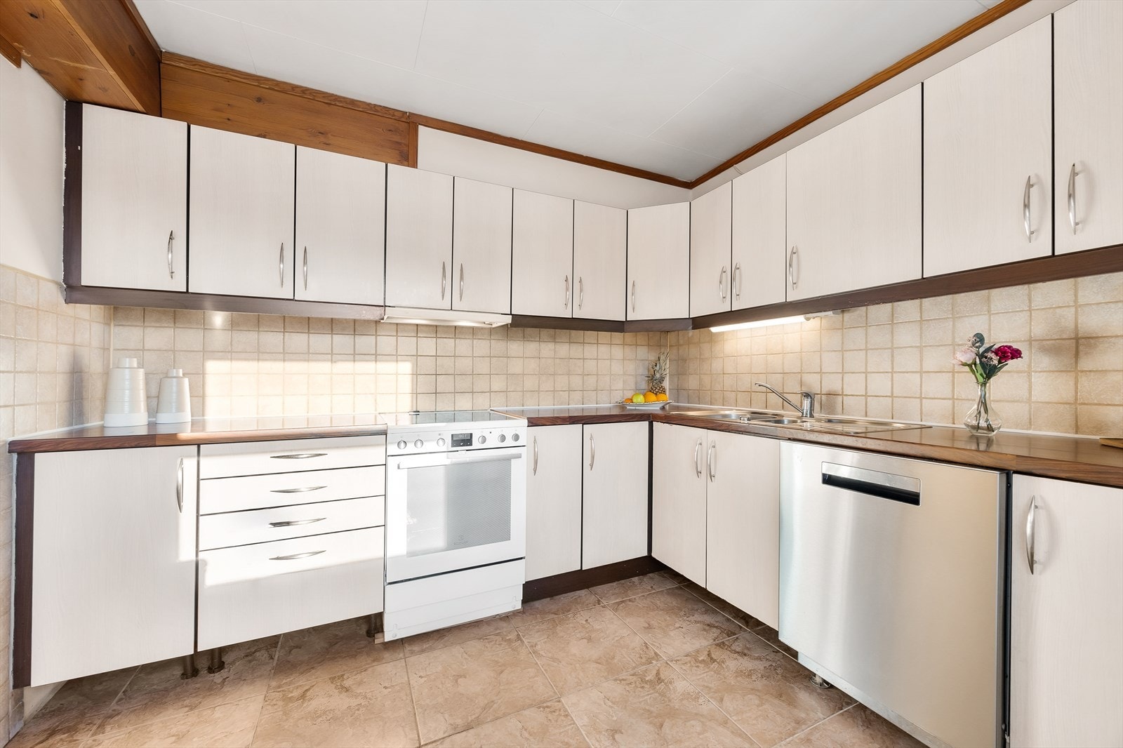 Kjøkken med oppvaskmaskin og god benkeplass Galleribilde