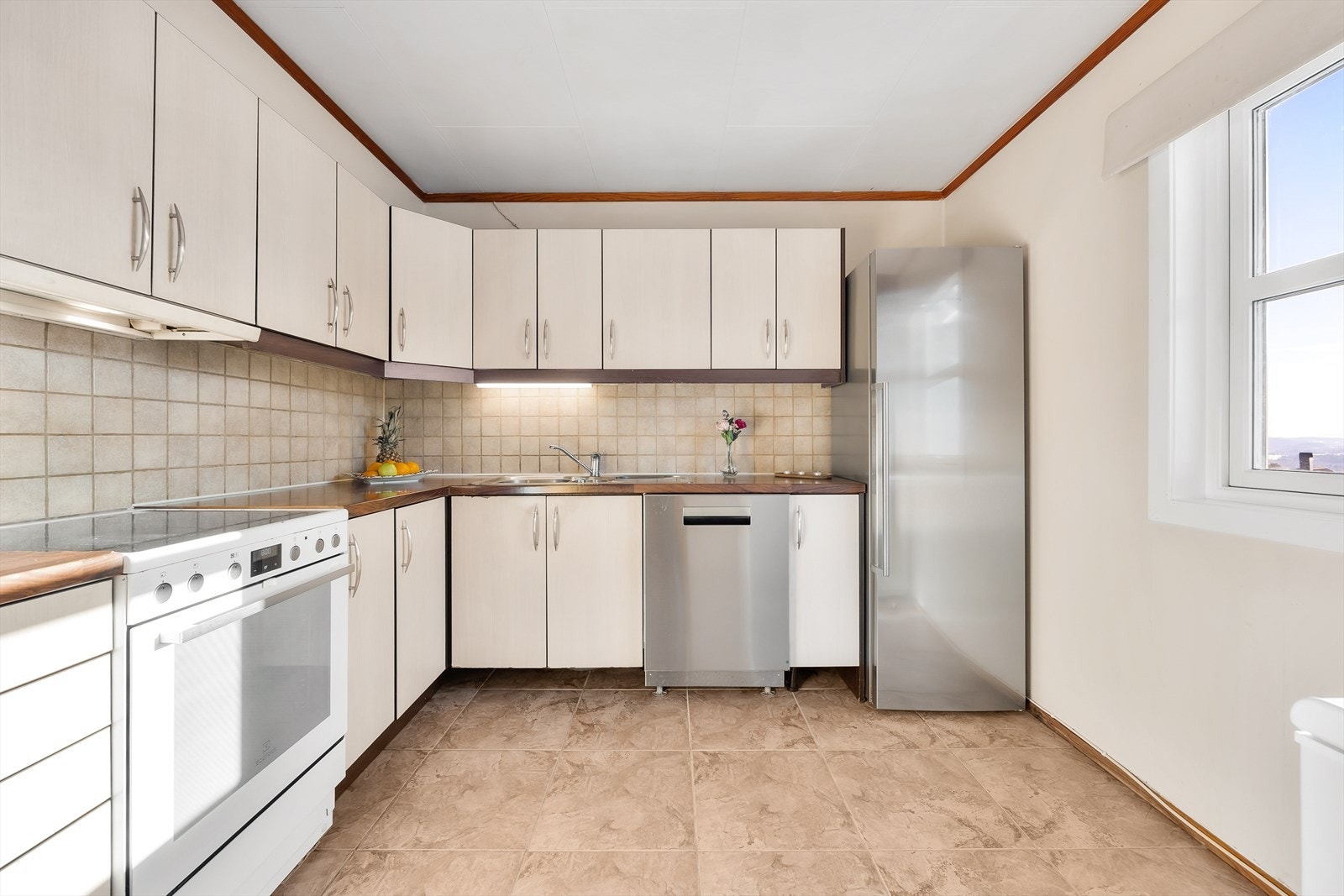 Kjøkkenet har mye skapplass og mye arbeidsplass til matlaging Galleribilde