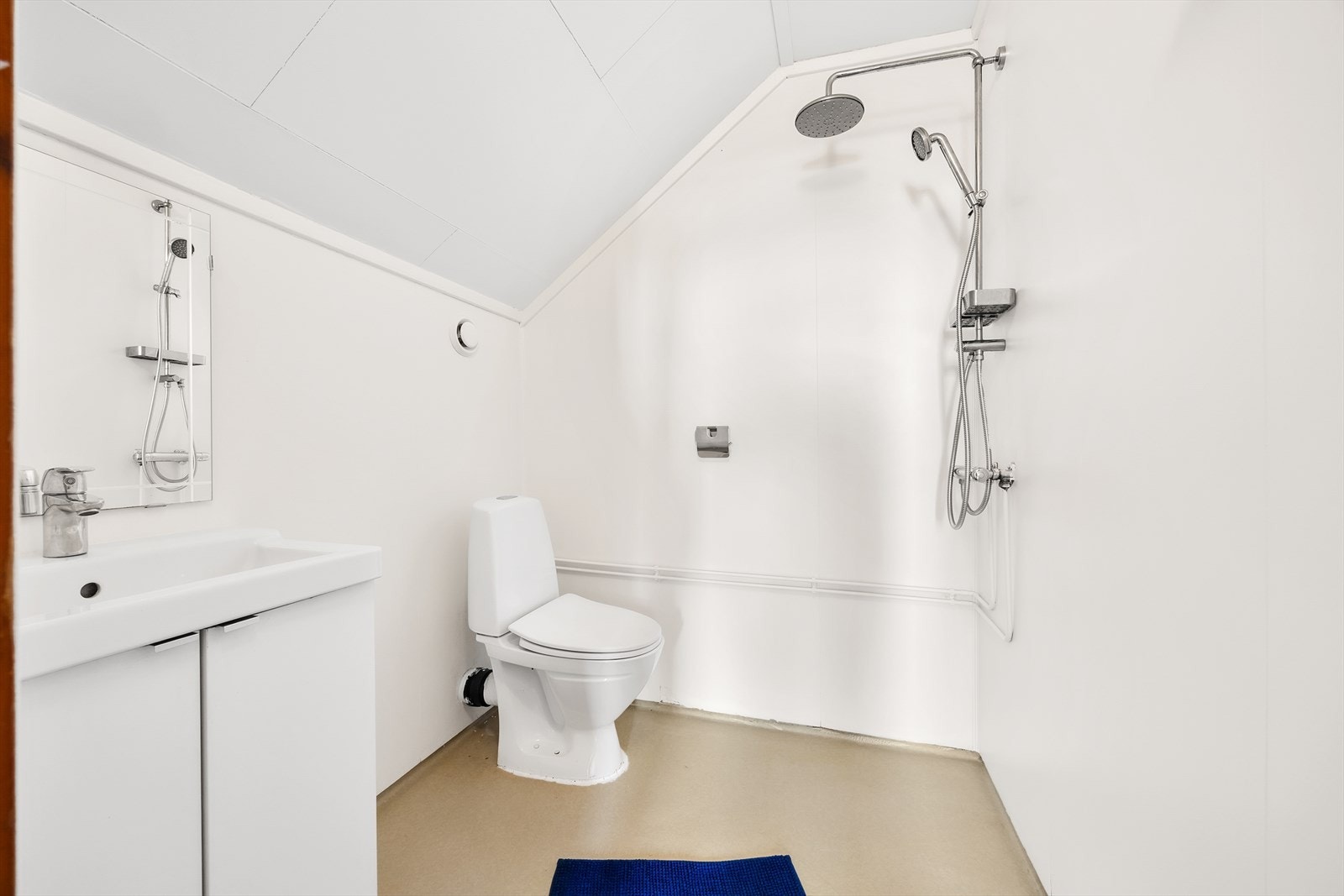 Stort bad i 3. etasje med dusj. Galleribilde