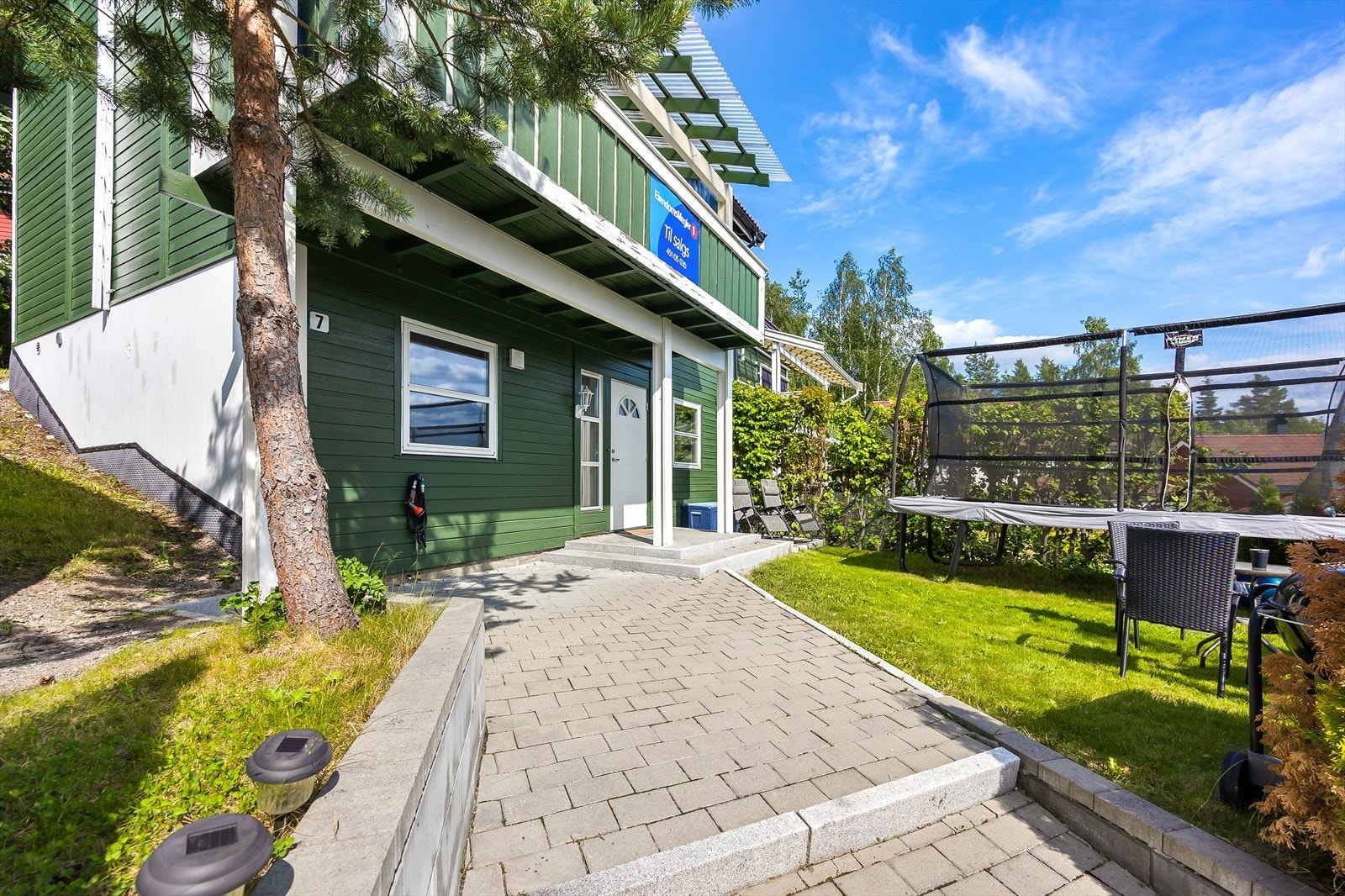 Hyggelig inngangsparti med beplantet forhage Galleribilde