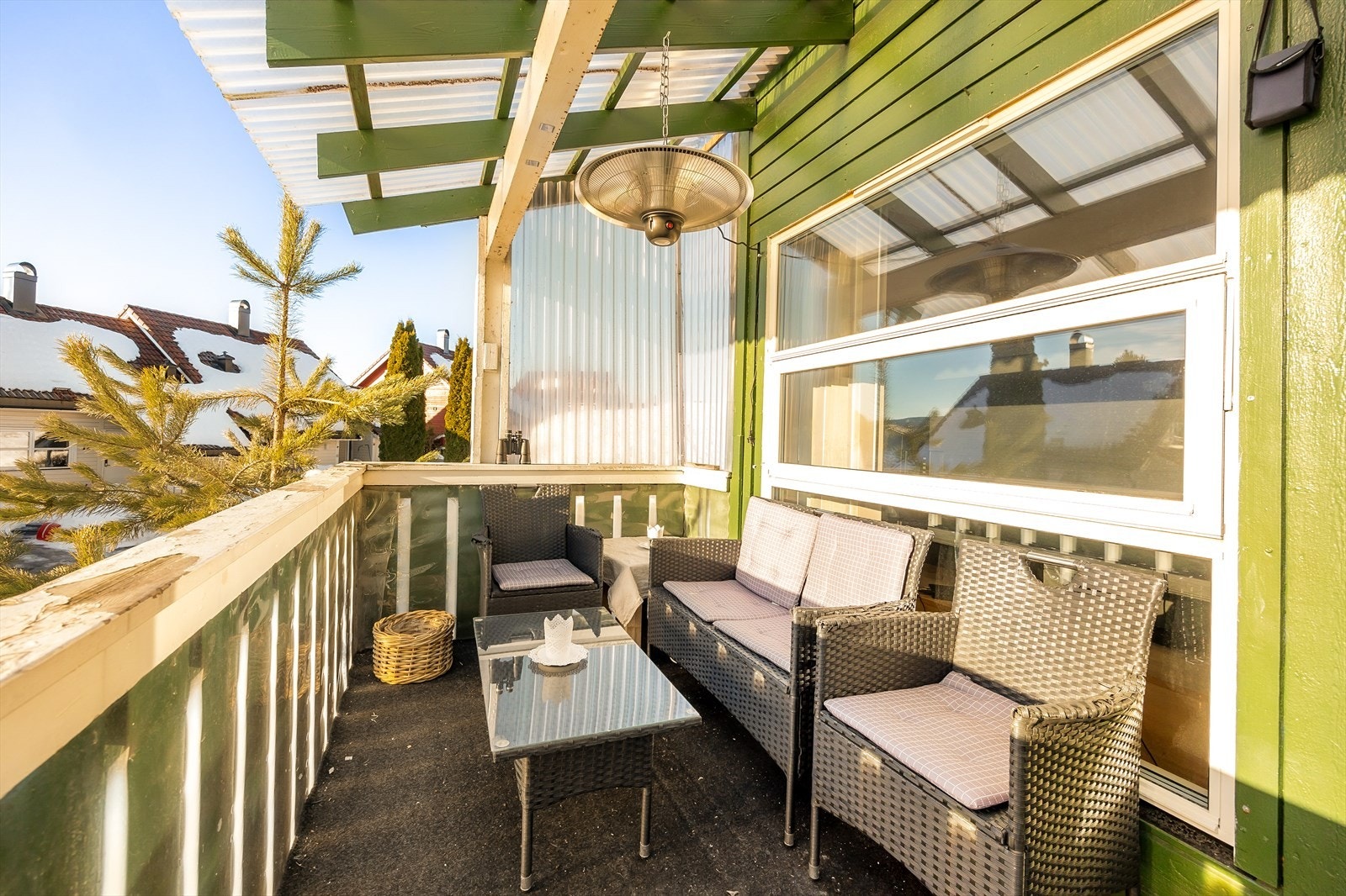 Koselig balkong med god plass til en koselig sittegruppe Galleribilde