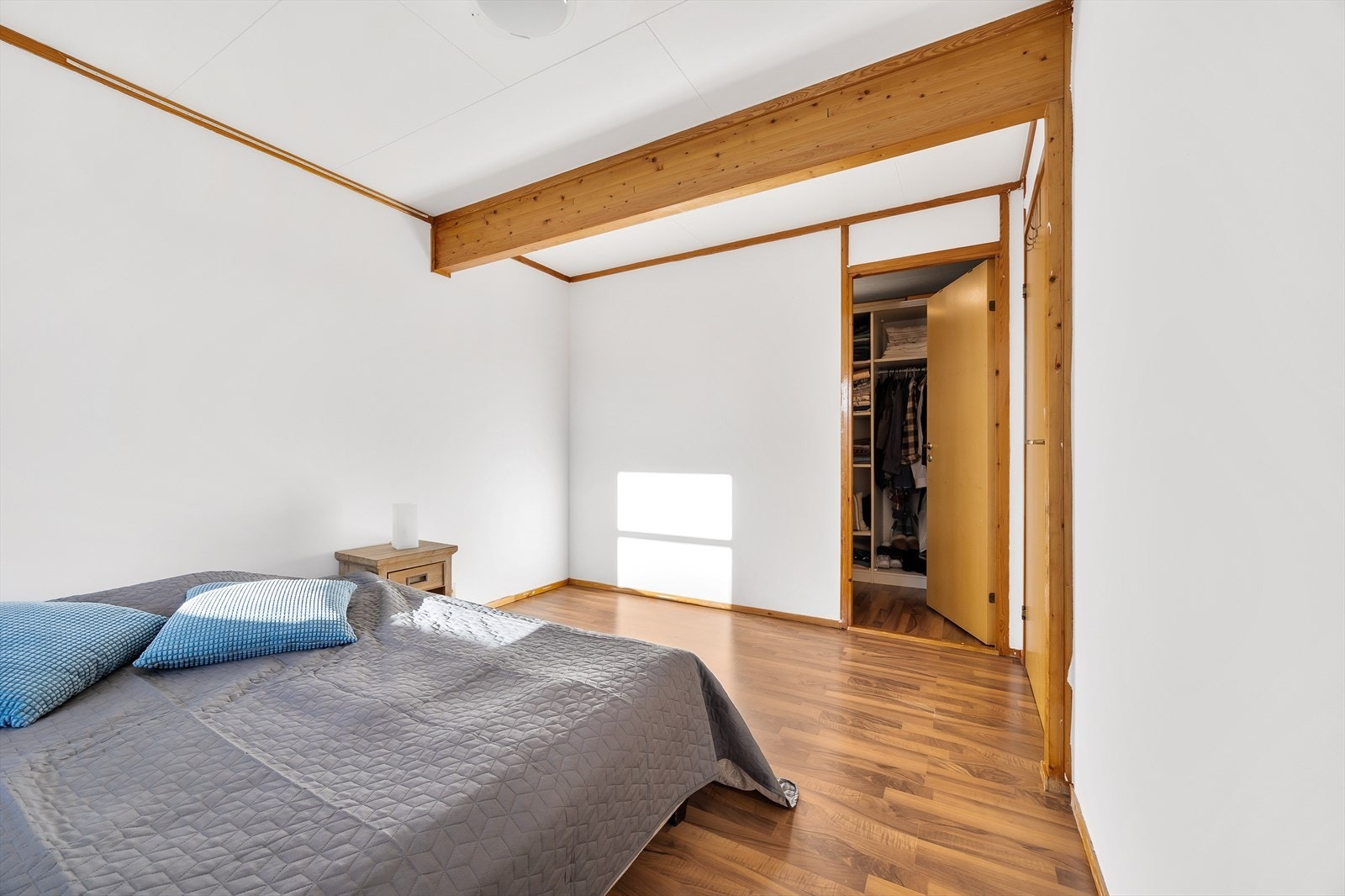 Stor garderobe tilknyttet rommet Galleribilde