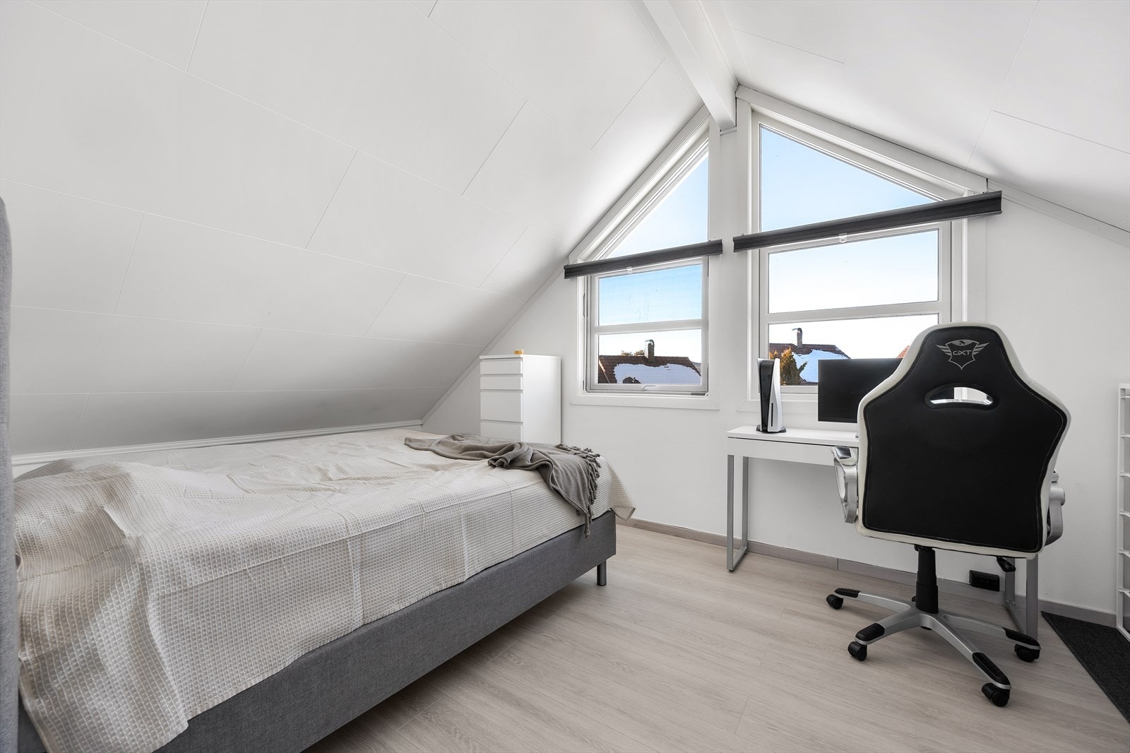 Stort soverom med mye lysinnslipp i 3. etasje Galleribilde