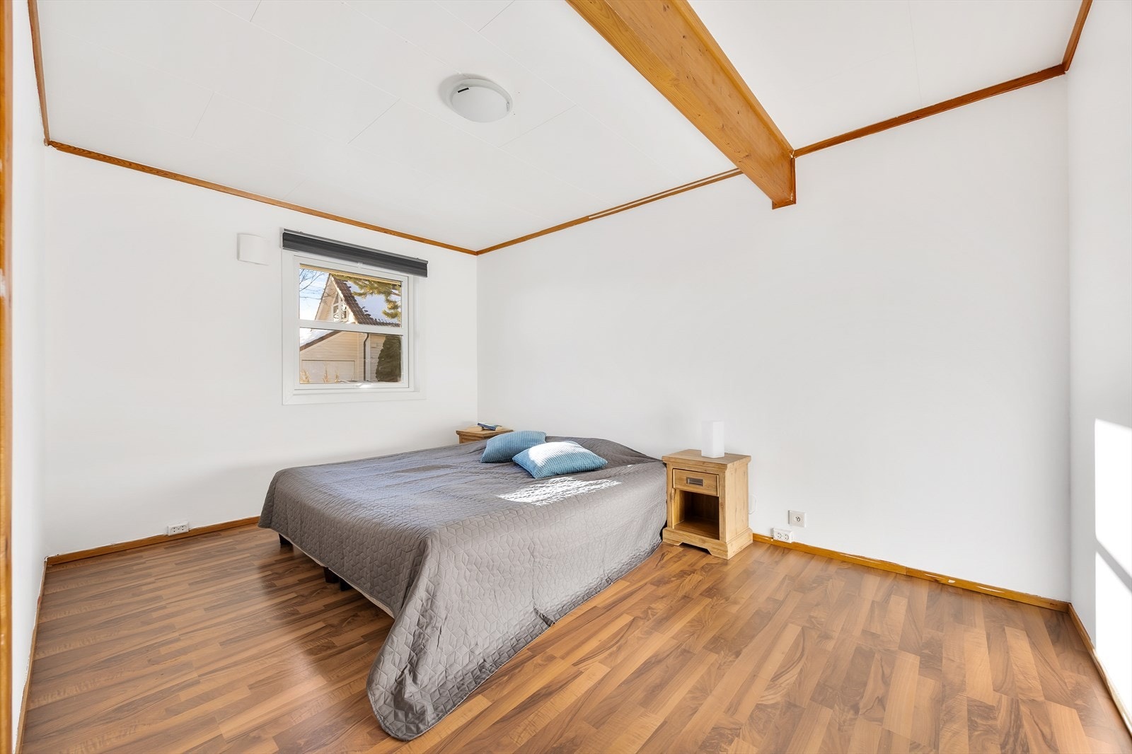 Stort og luftig soverom Galleribilde