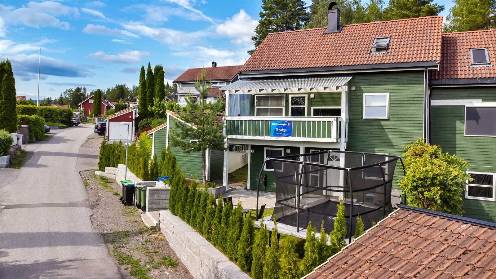 Boligen ligger i en rolig og lite trafikkert gate Galleribilde