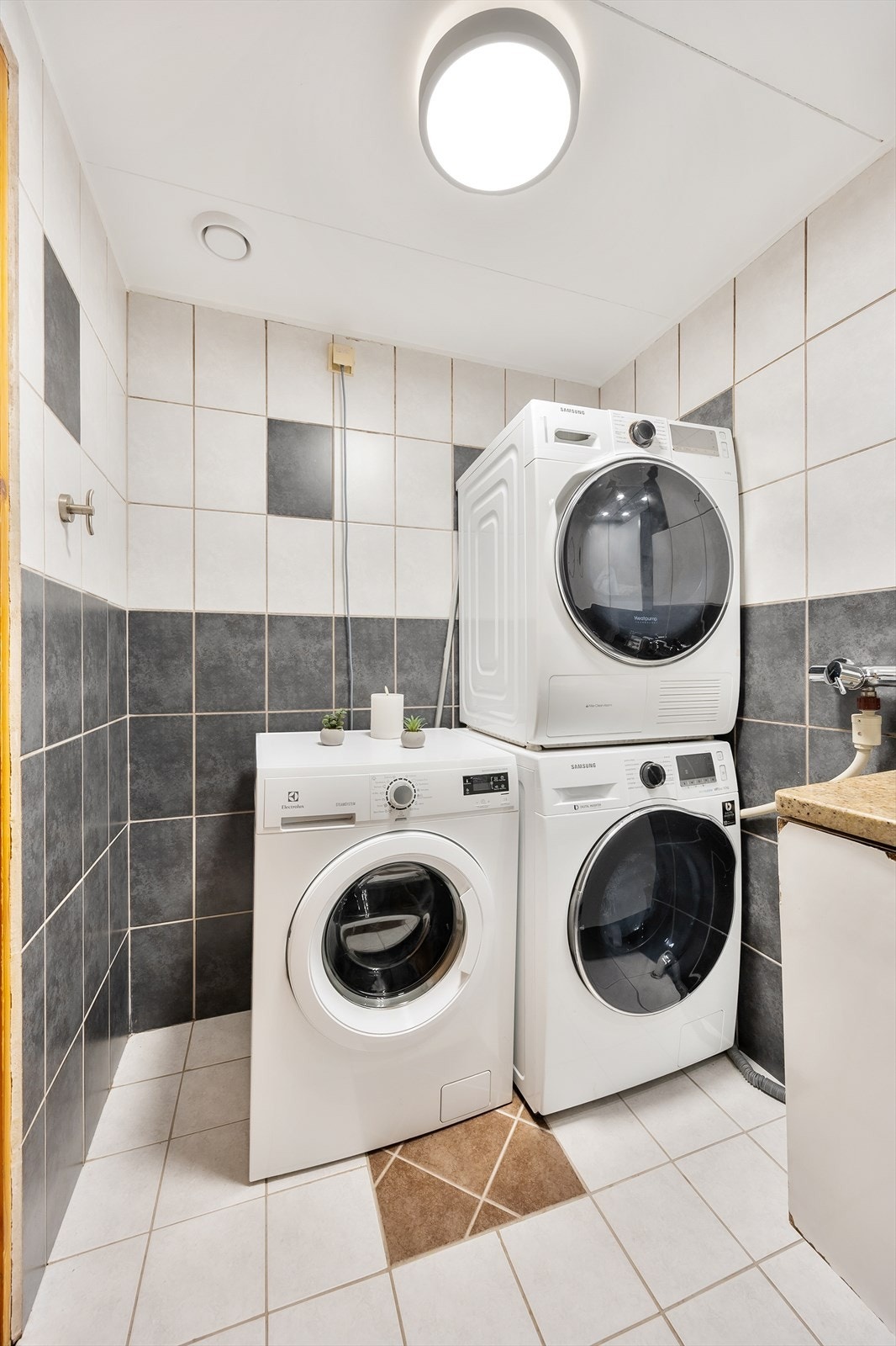 Praktisk bad med vaskemaskin og tørketrommel. Galleribilde