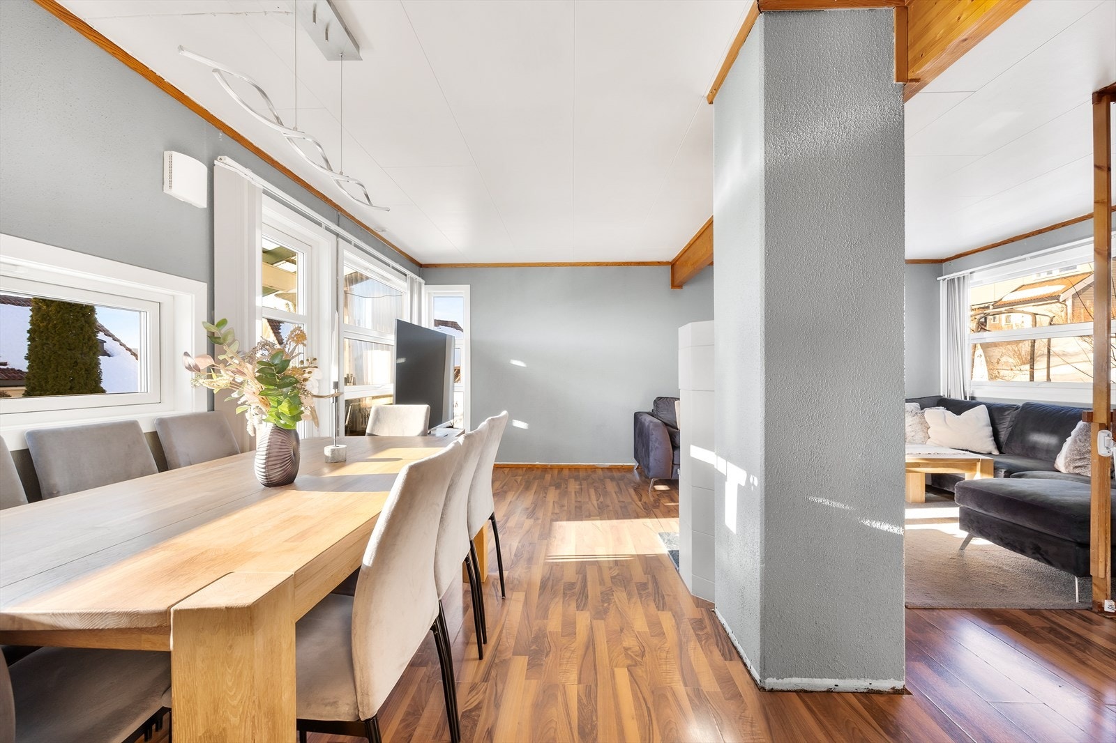 Spisestuen er perfekt for både hverdags og selskap Galleribilde