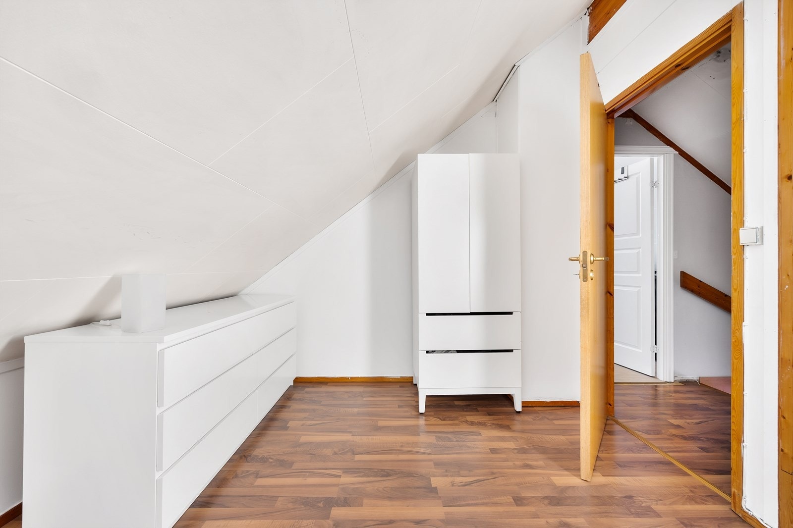 Mye plass til oppbevaring på soverommet Galleribilde