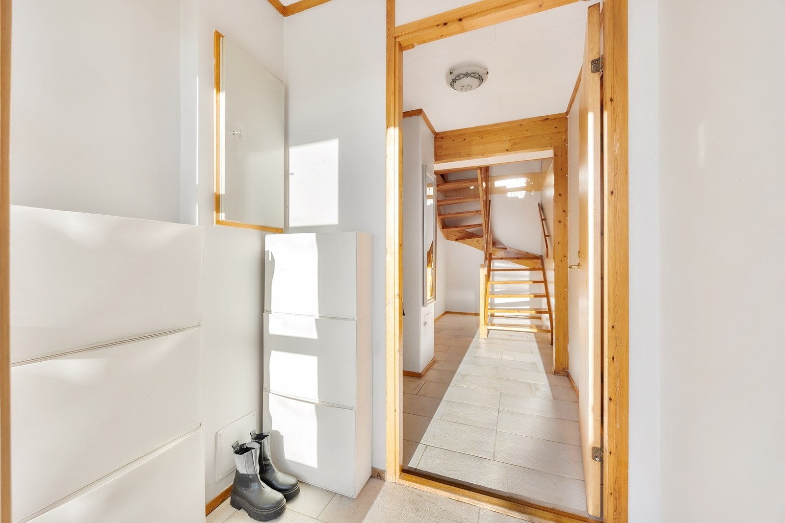 Entré med flislagt gulv og trapp opp til stuen Galleribilde