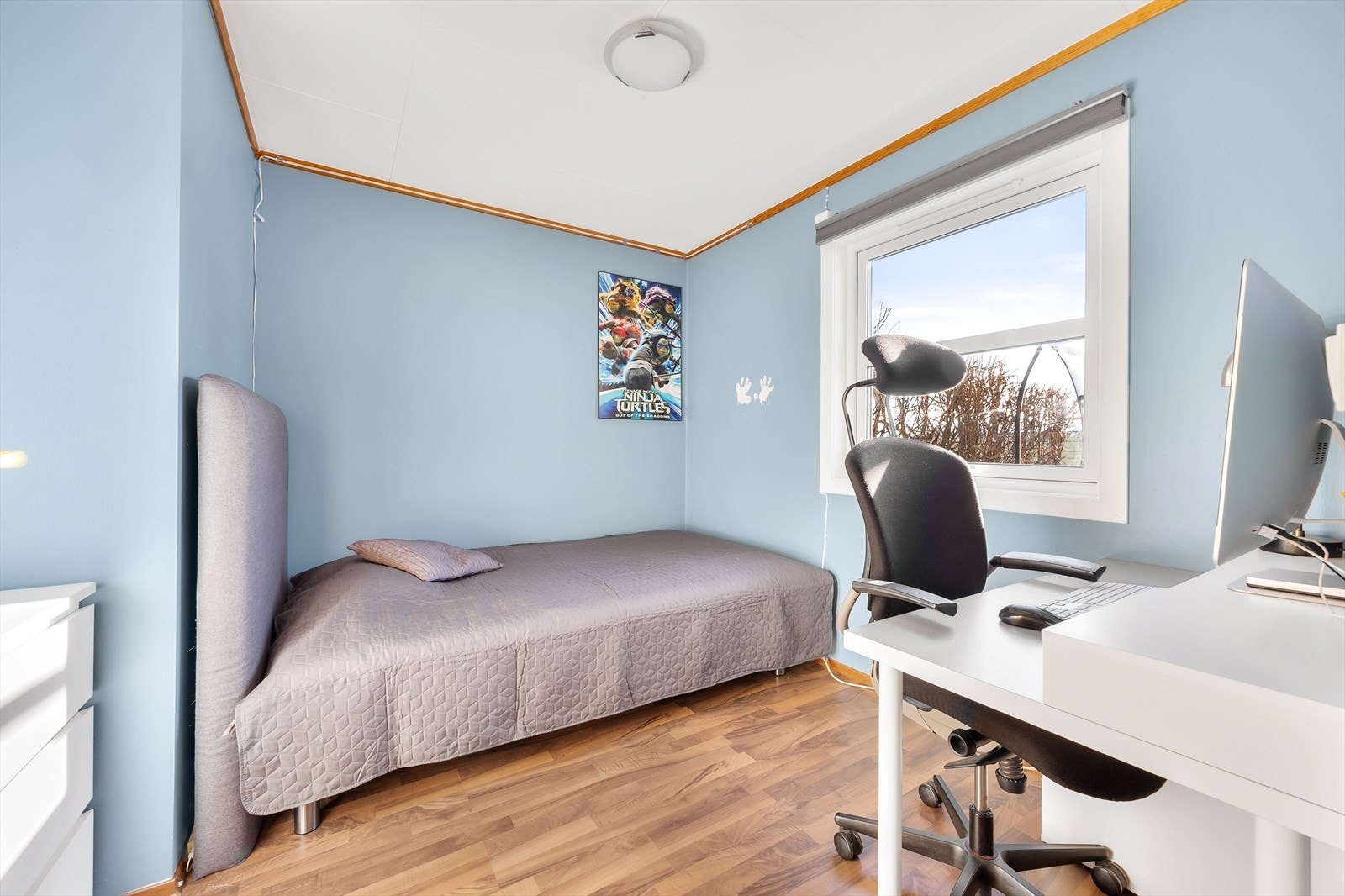 Perfekt hjemmekontor eller gjesterom med naturlig lys Galleribilde