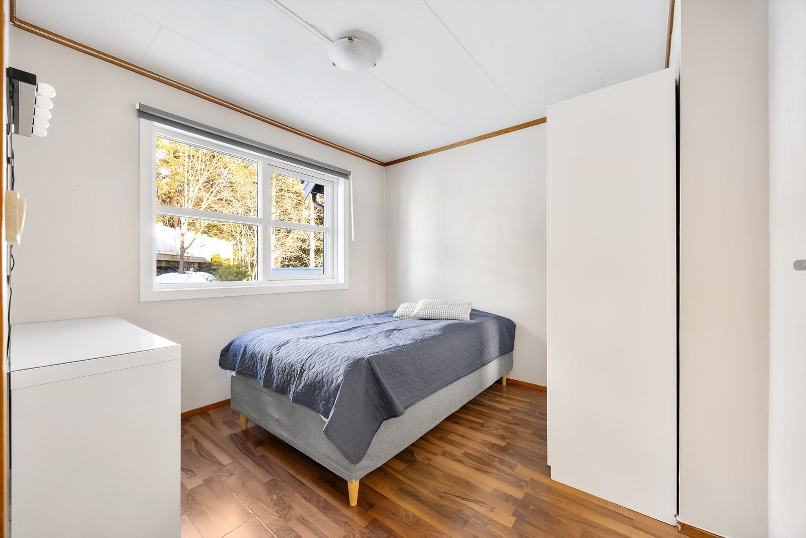 Stort og lyst soverom med garderobeskap Galleribilde