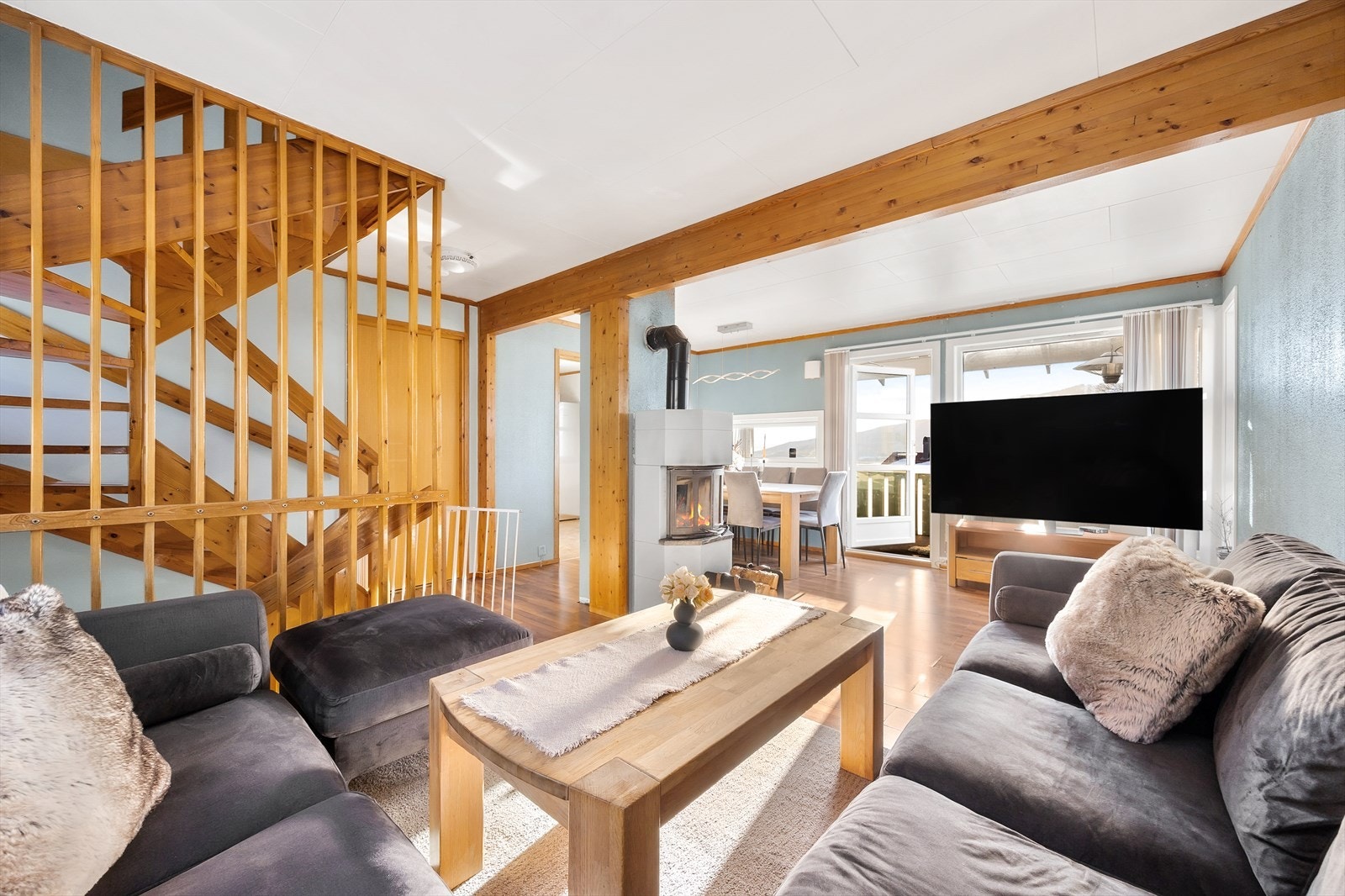 Stue med elegante tregulv og peis Galleribilde