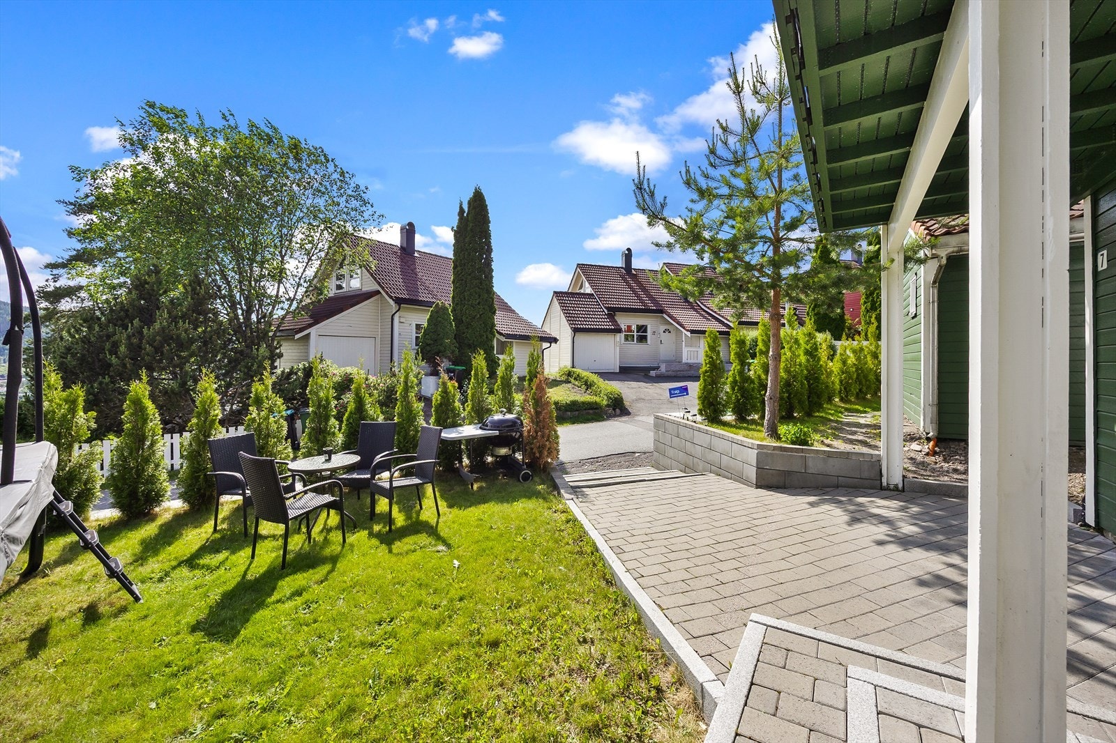 Overbygd terrasse med god plass til utemøbler Galleribilde