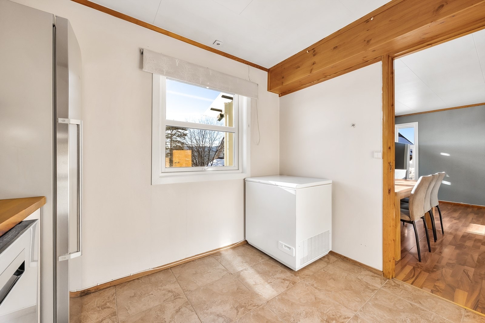 Kjøkken med stort vindu og mye naturlig lys Galleribilde