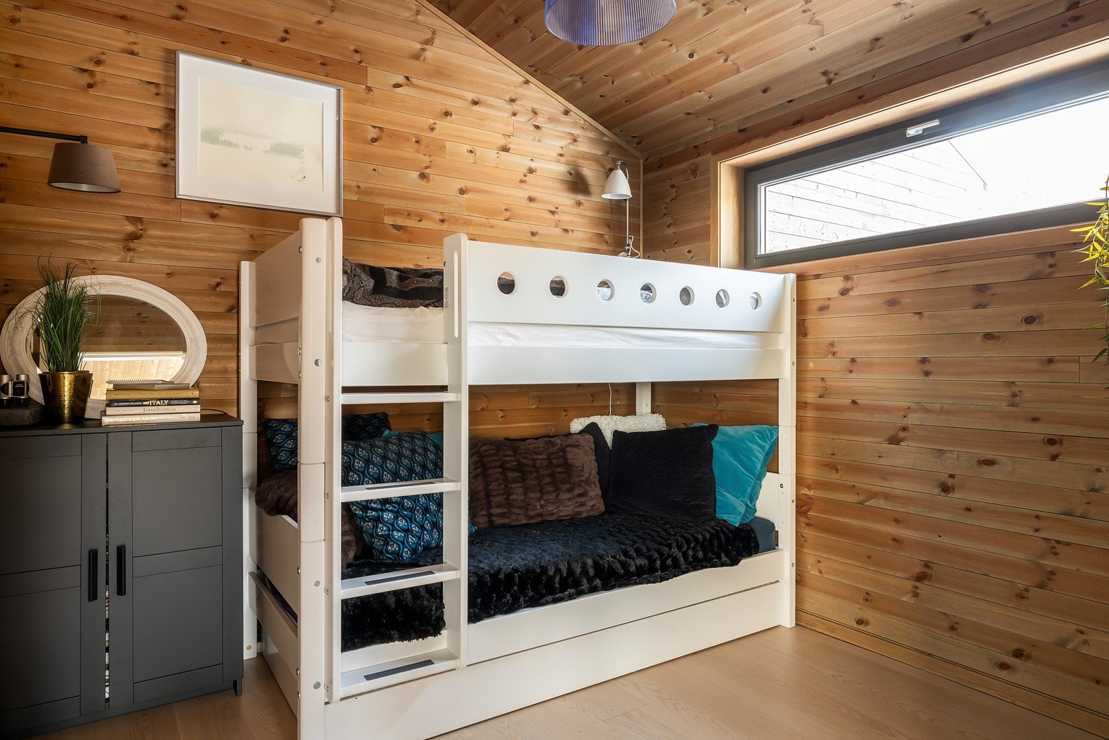 Rom innenfor stue er innredet med køyeseng med uttrekkbar seng i sokkel. Dette rommet kan også brukes som lekerom, TV-stue eller oppbevaring Galleribilde
