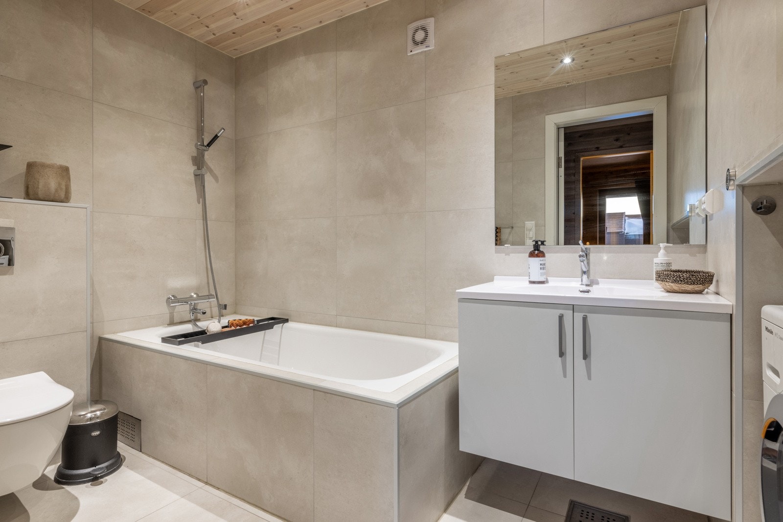 Hovedbadet har innfliset badekar Galleribilde