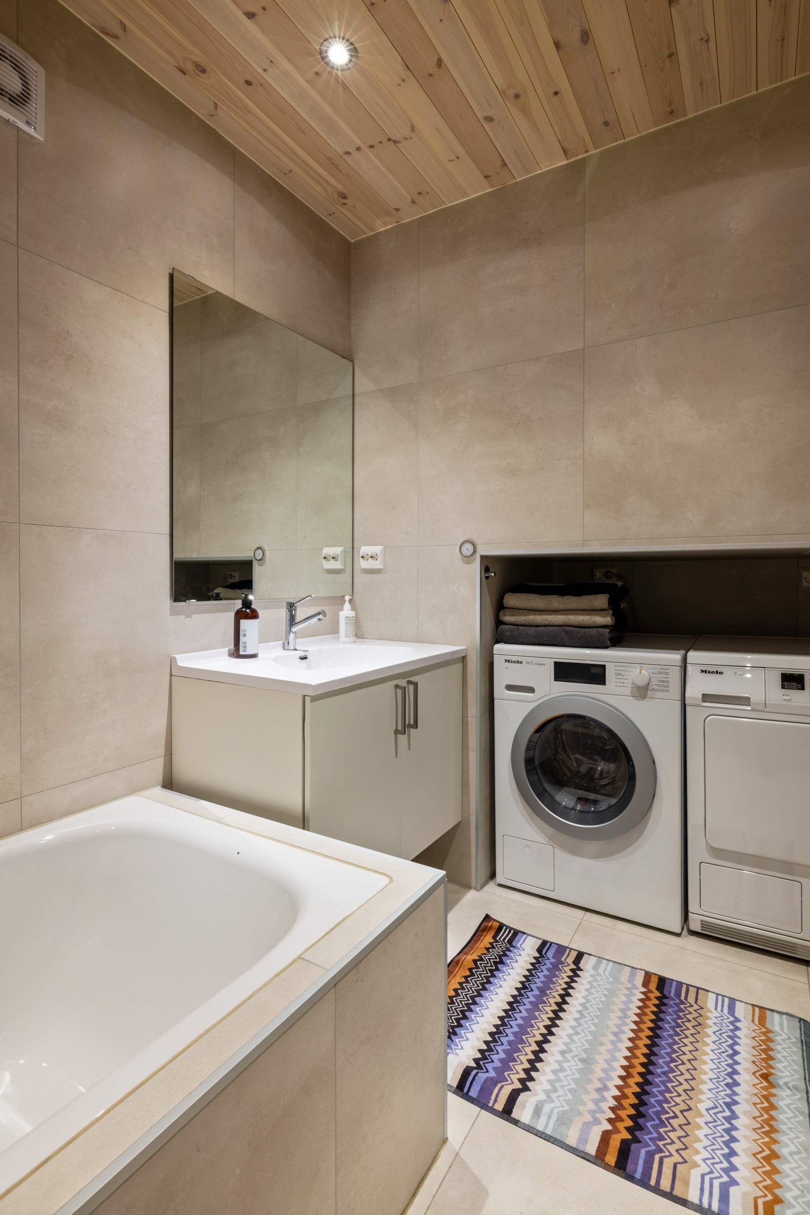 Nisje med plass til vaskemaskin og tørketrommel Galleribilde