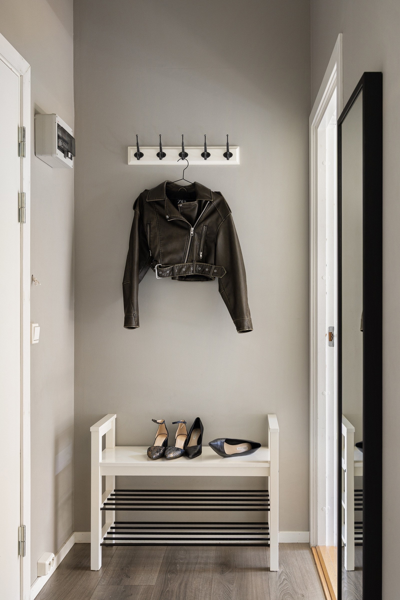 Plass til oppheng av yttertøy og plassering av sko Galleribilde