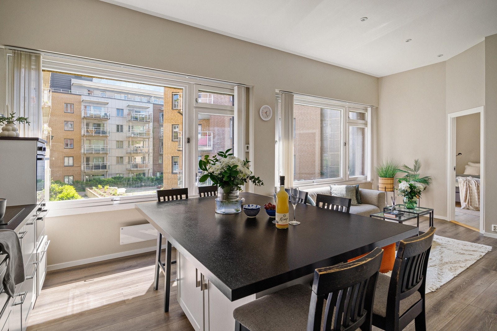 Praktisk kjøkkenøy med spiseplass og ekstra plass for oppbevaring Galleribilde