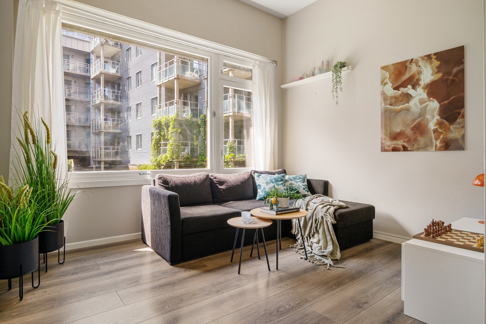 Hybelen har vært utleid for 16.900,- pr mnd og har en praktisk stue med plass til sofagruppe, tv-seksjon og annet ønsket møblement Galleribilde