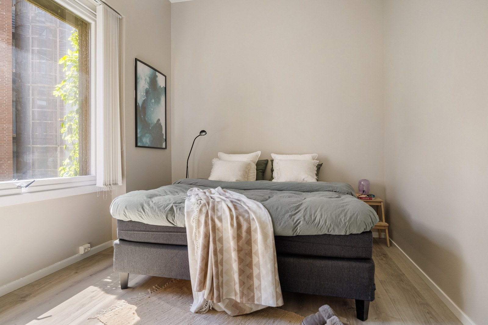 Romslig soverom med plass til dobbeltseng og nattbord Galleribilde