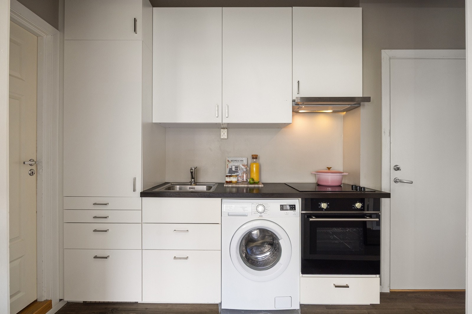 Moderne kjøkken fra 2013 med lyse glatte fronter og laminat benkeplate Galleribilde