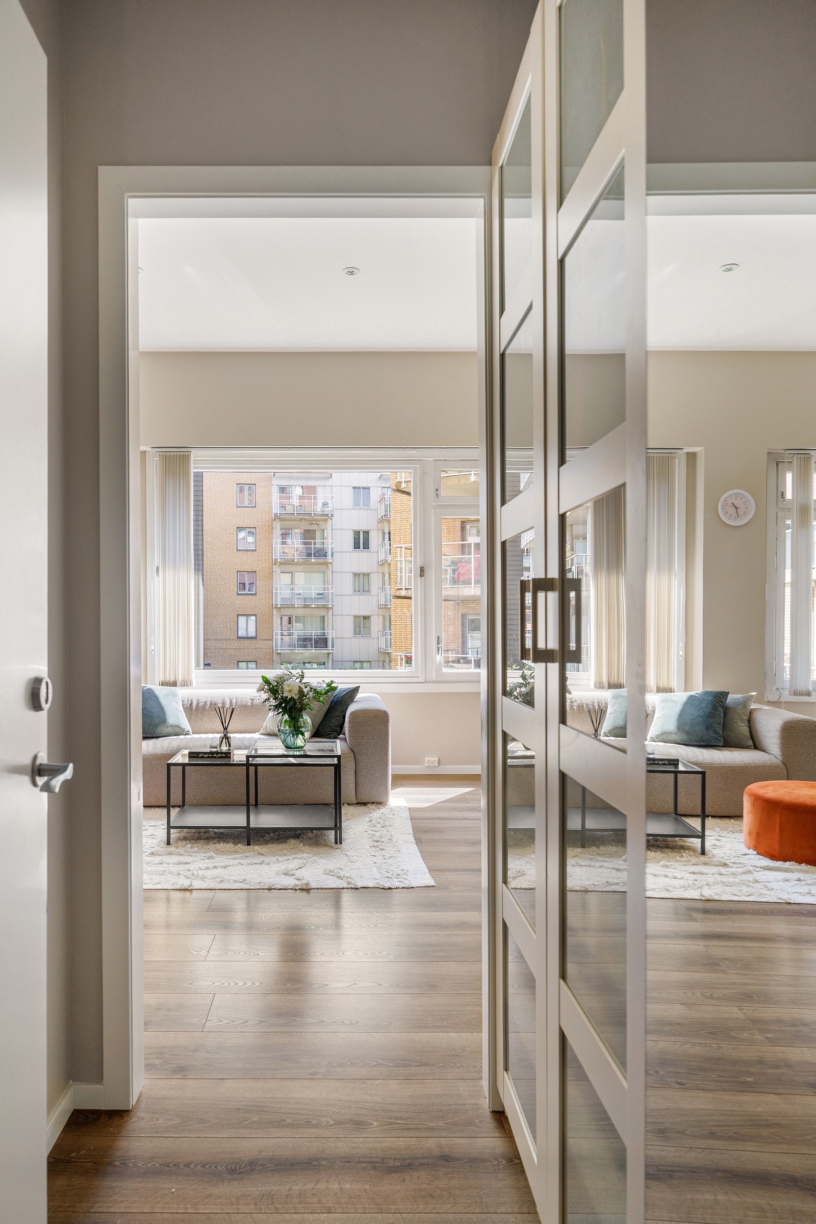 Innbydende entré med god oppbevaringsplass i garderobeskap Galleribilde