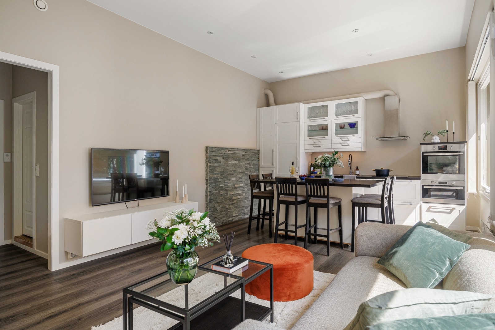 Alle overflatene er nymalt i 2025 i hoveddel. Moderne laminat på gulv. Galleribilde