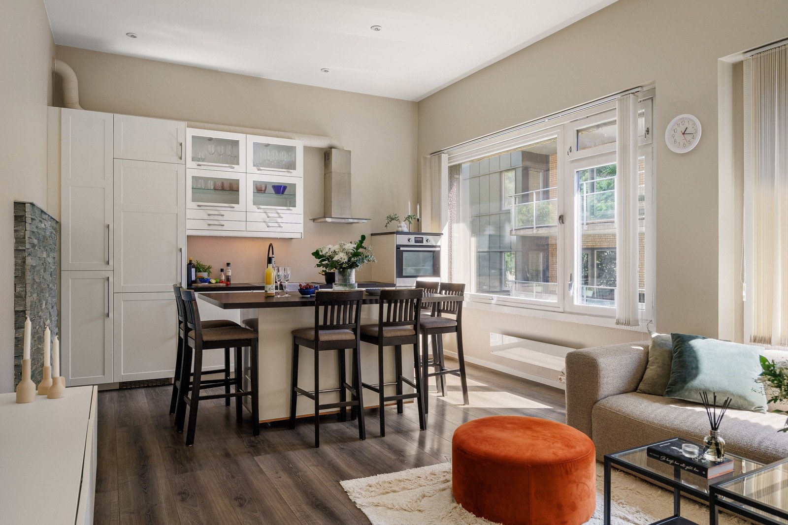 Lys og romslig stue med plass til sofagruppe, tv-seksjon og annet ønsket møblement Galleribilde