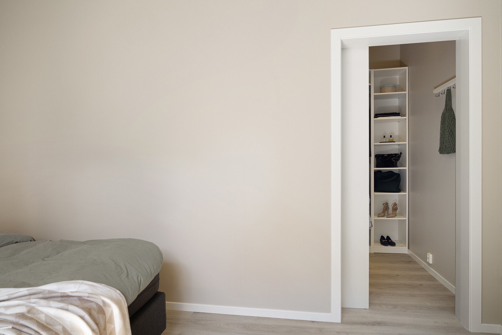 Tilgang til walk-in-closet fra soverommet Galleribilde