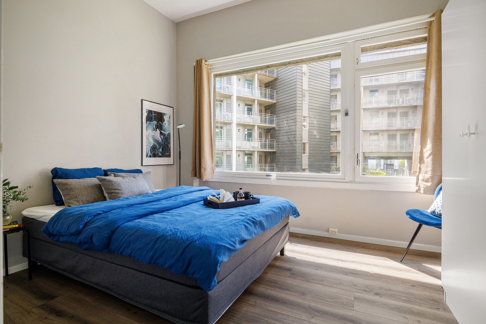 Romslig soverom med plass til dobbeltseng, nattbord og annet ønsket møblement. Galleribilde