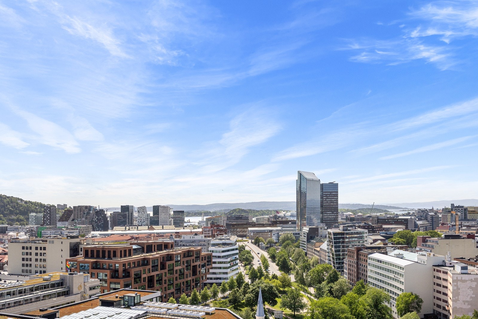 Solrik felles takterrasse med heisadkomst. Fantastisk 360 graders utsikt utover Oslo! Galleribilde