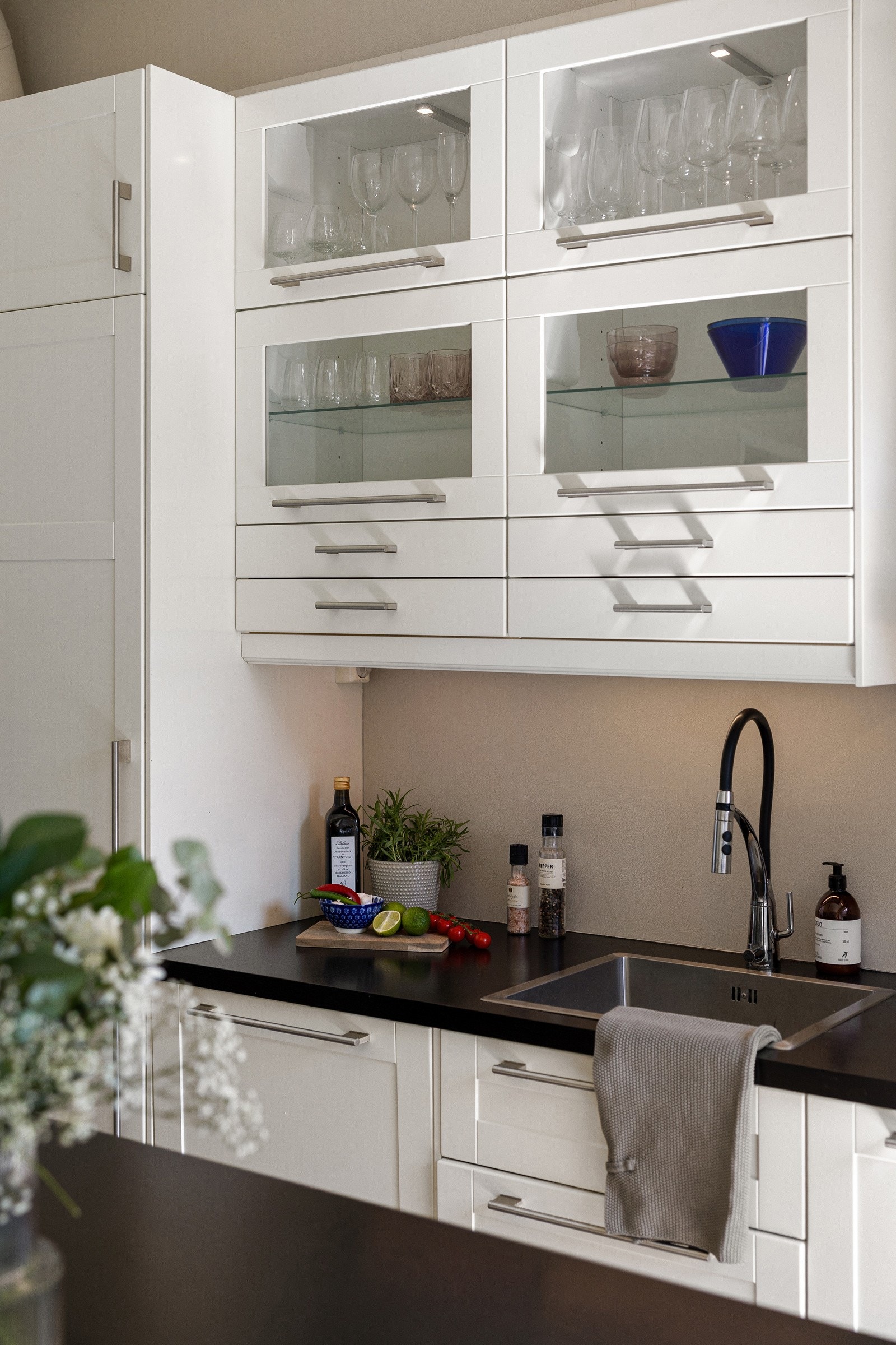 God skap- og benkeplass i kjøkken Galleribilde