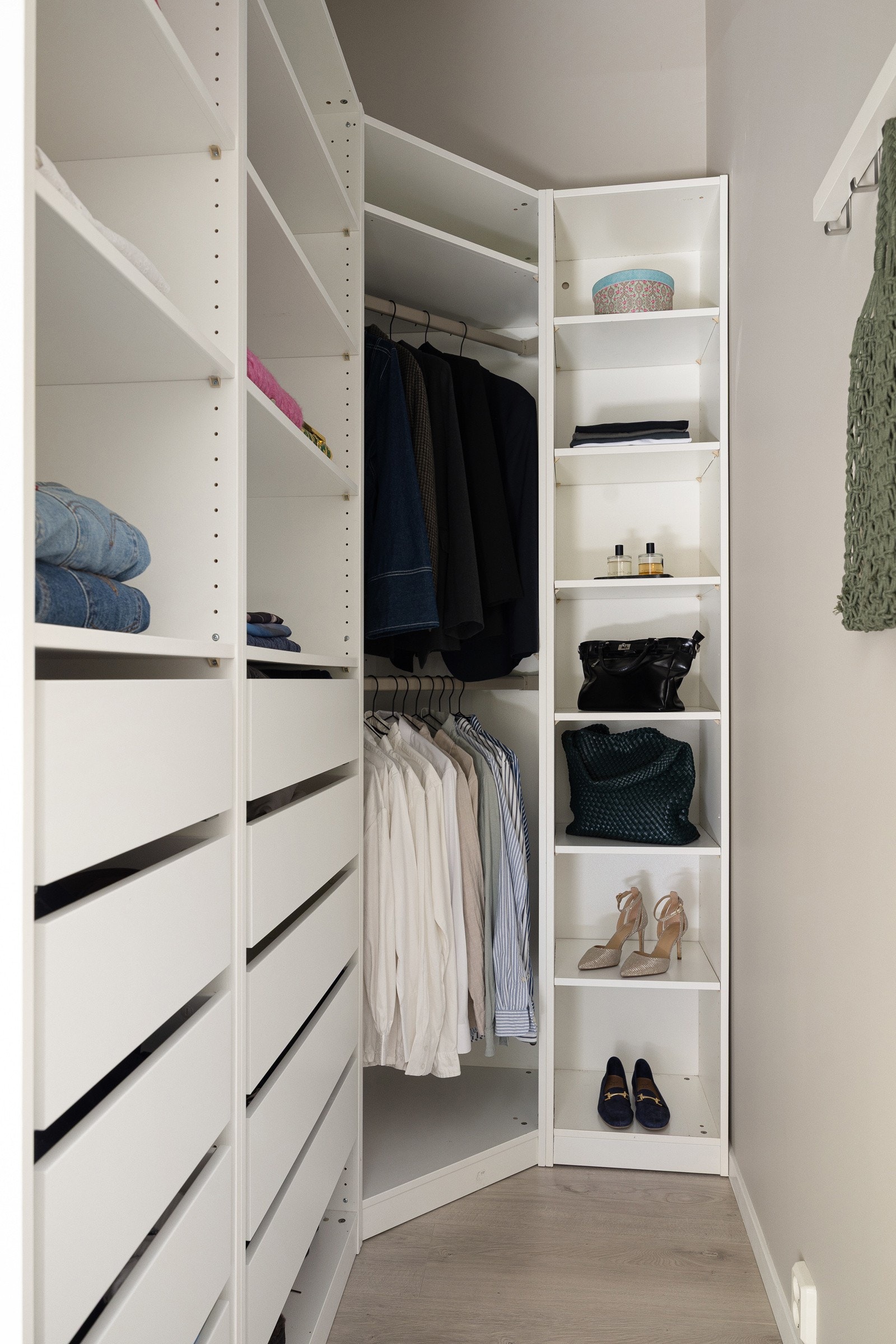 God oppbevaringsplass i walk-in-closet Galleribilde