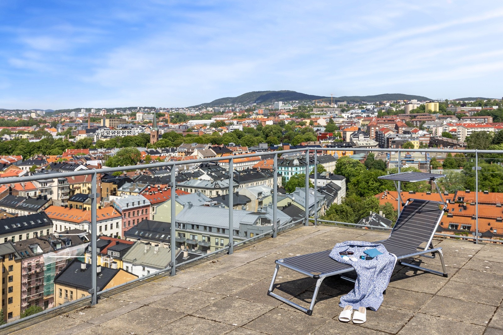 Solrik felles takterrasse med heisadkomst. Fantastisk 360 graders utsikt utover Oslo! Galleribilde