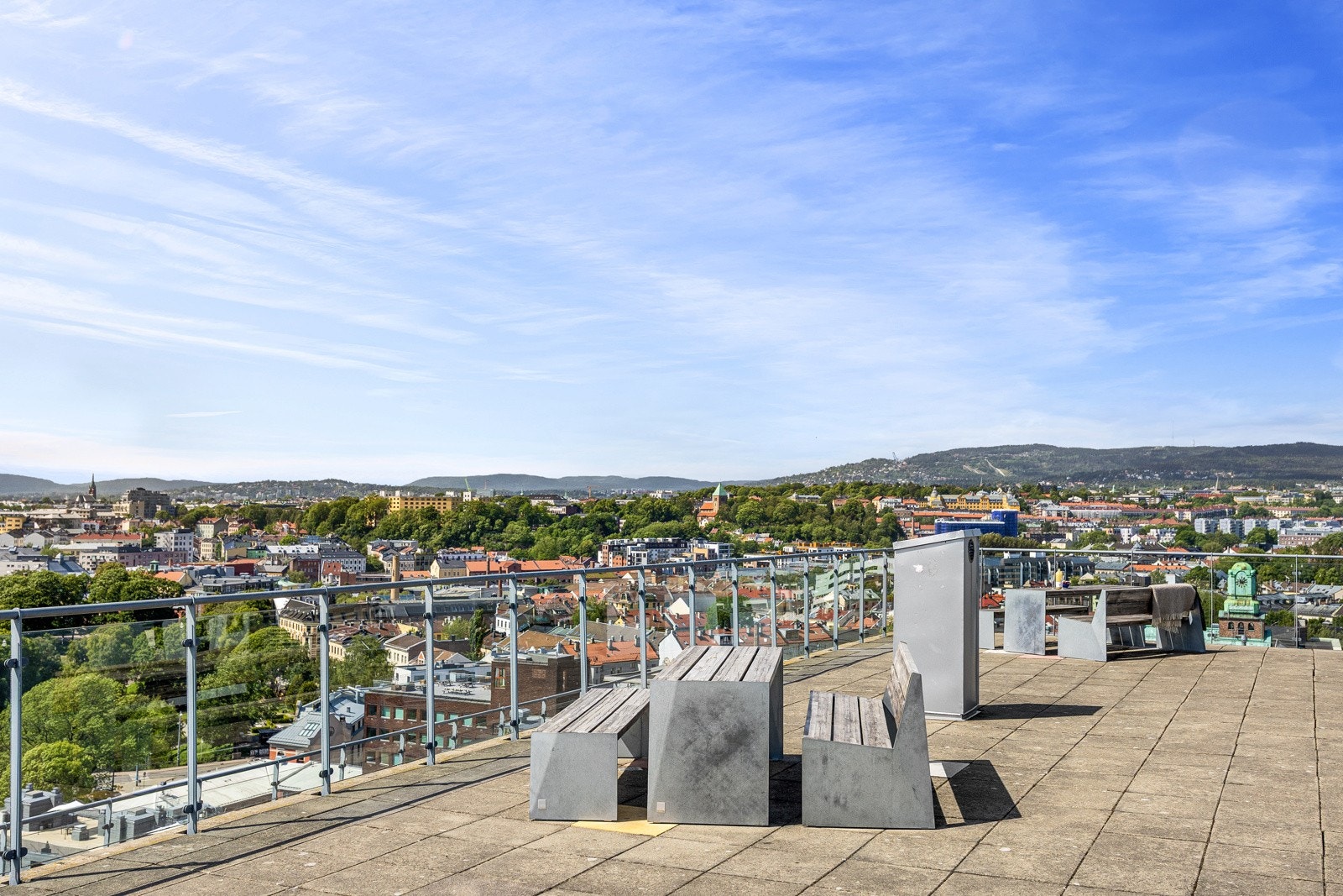 Solrik felles takterrasse med heisadkomst. Fantastisk 360 graders utsikt utover Oslo! Galleribilde